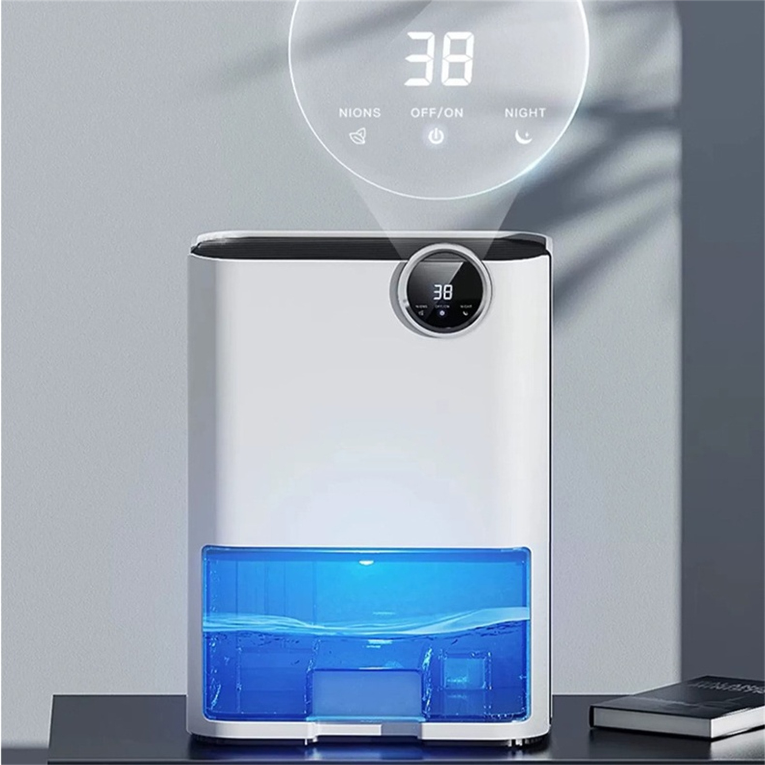 Weißer Luftentfeuchter mit blauem Wassertank auf Tisch.