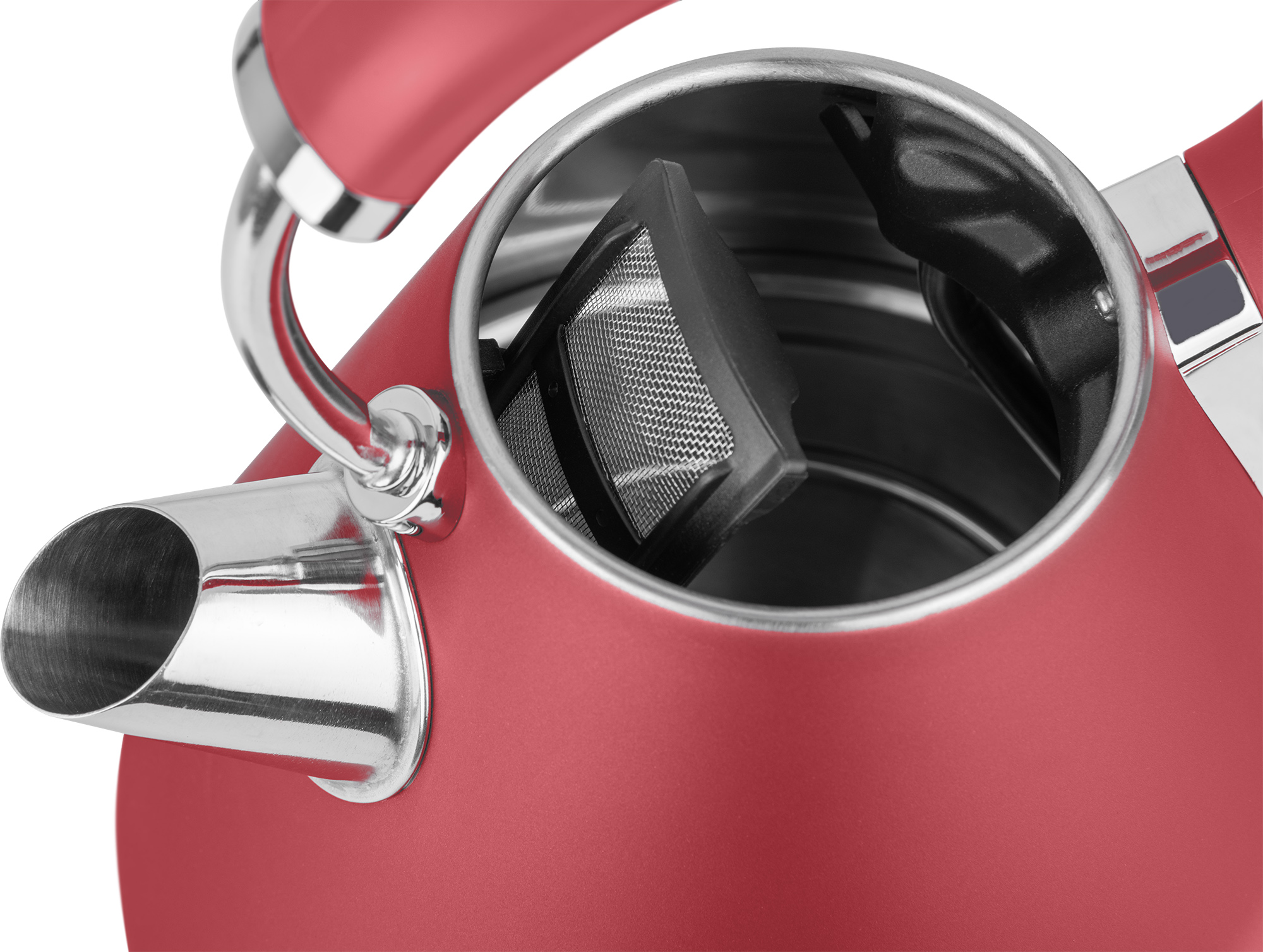 Wnętrze czerwonego czajnika z czarnym filtrem, widoczne z góry, na białej powierzchni.