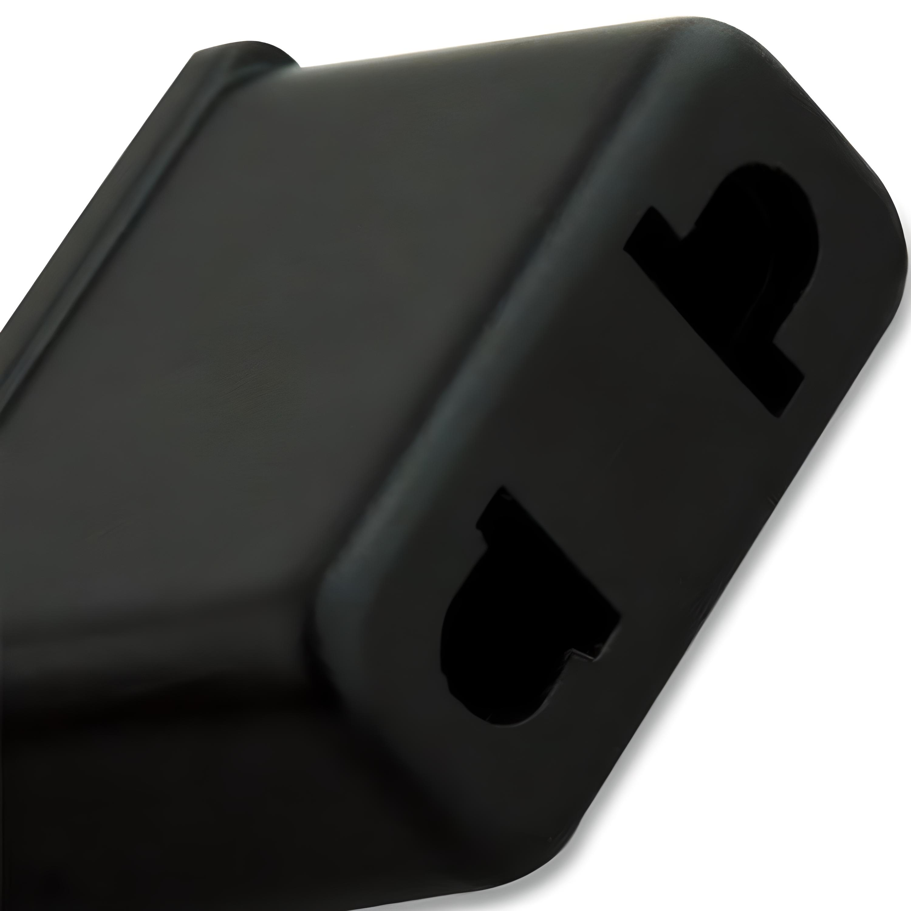 Schwarzer Elektroadapter mit zwei Steckdosenlöchern.
