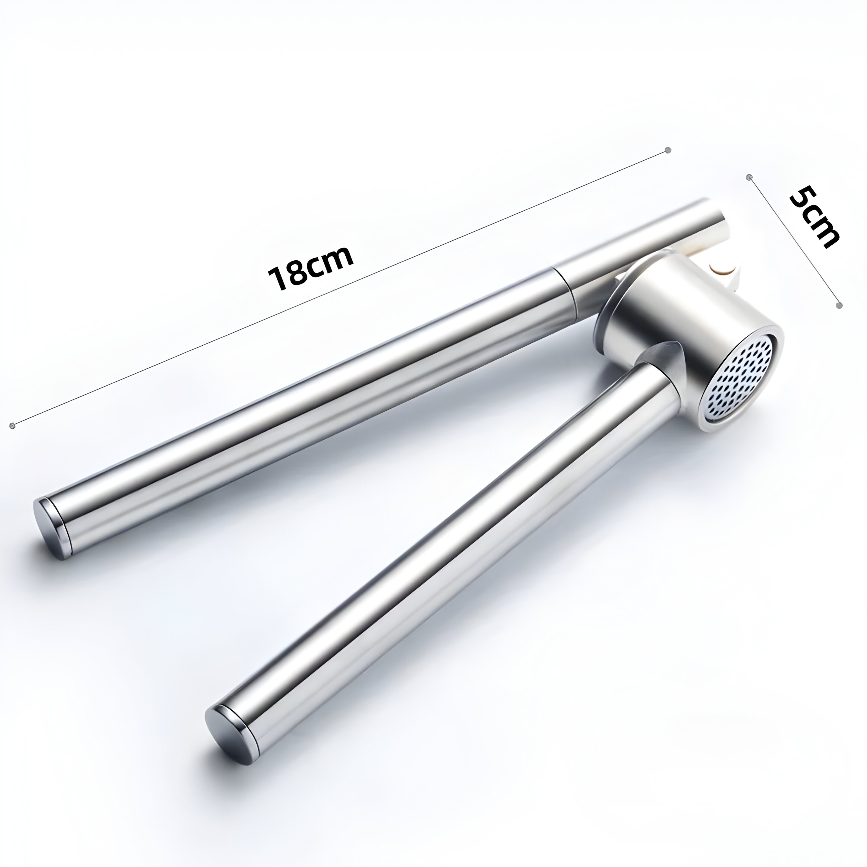 Silberne Knoblauchpresse. Zeigt Abmessungen von 18 cm Länge und 5 cm Breite.