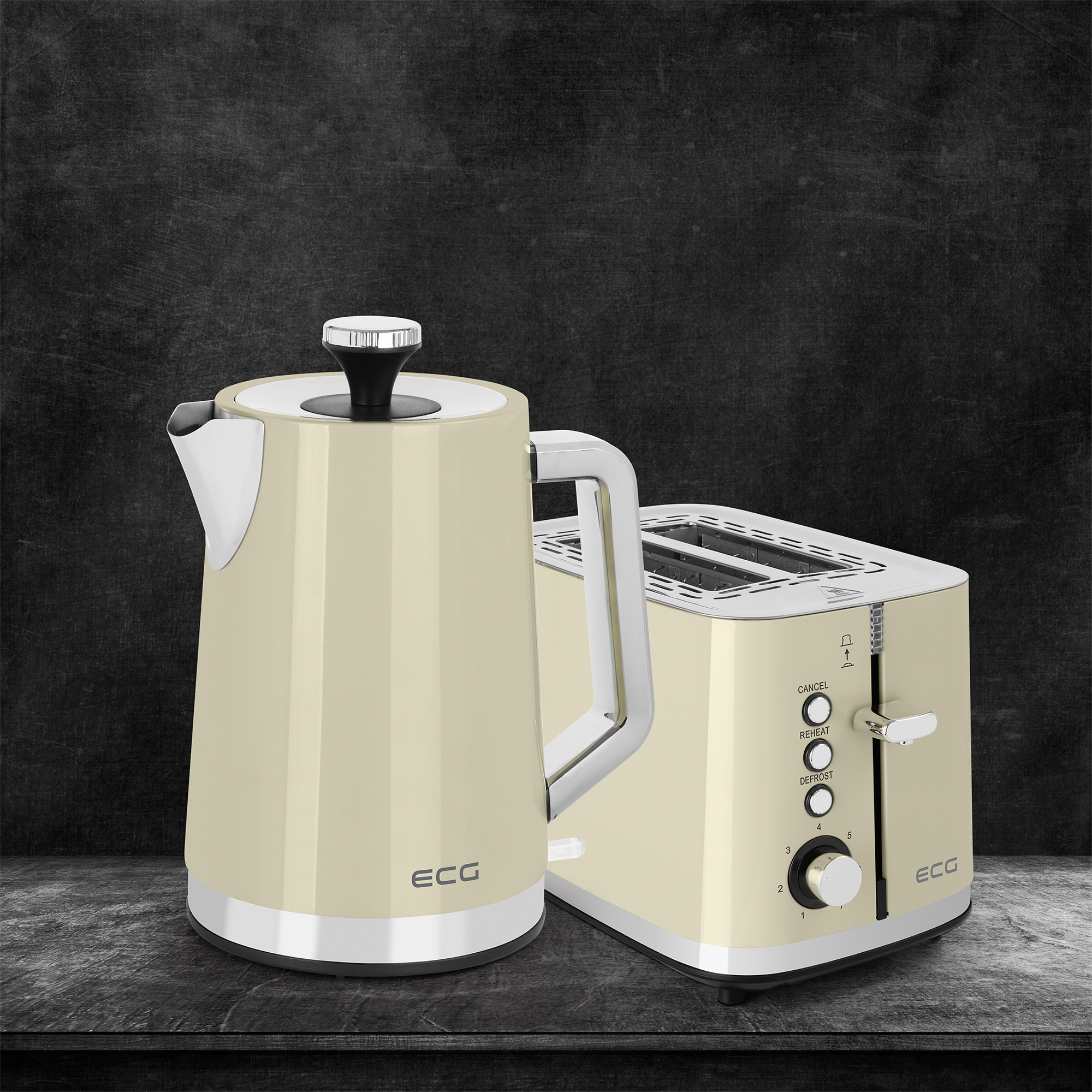 Cremefarbenes Wasserkocher- und Toaster-Set auf schwarzer Oberfläche. Dunkler Hintergrund.