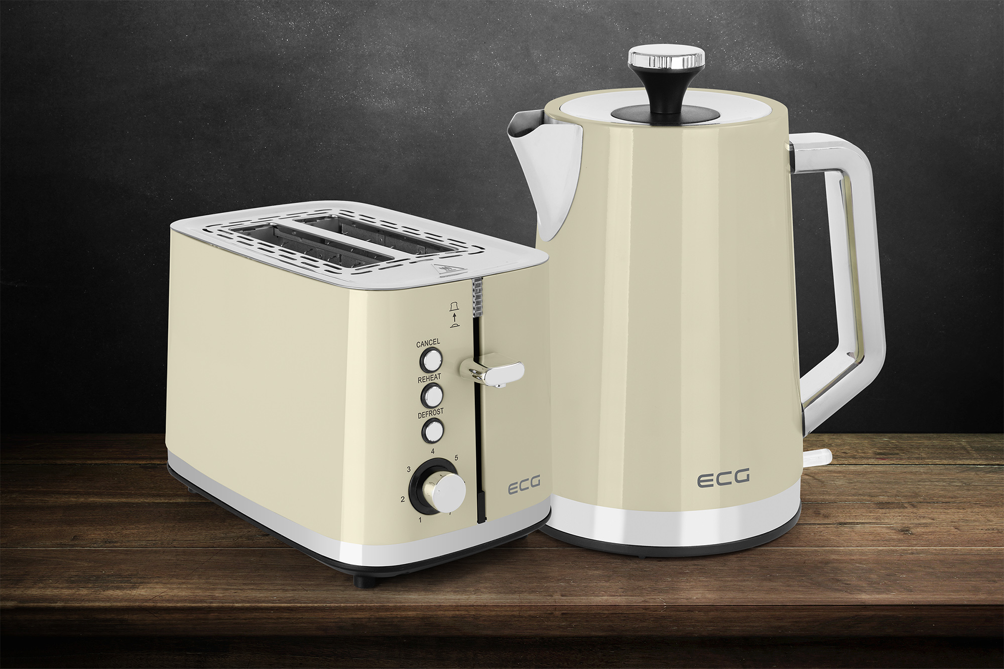 Cremefarbenes Toaster- und Wasserkocher-Set auf Holzoberfläche, schwarzer Hintergrund.