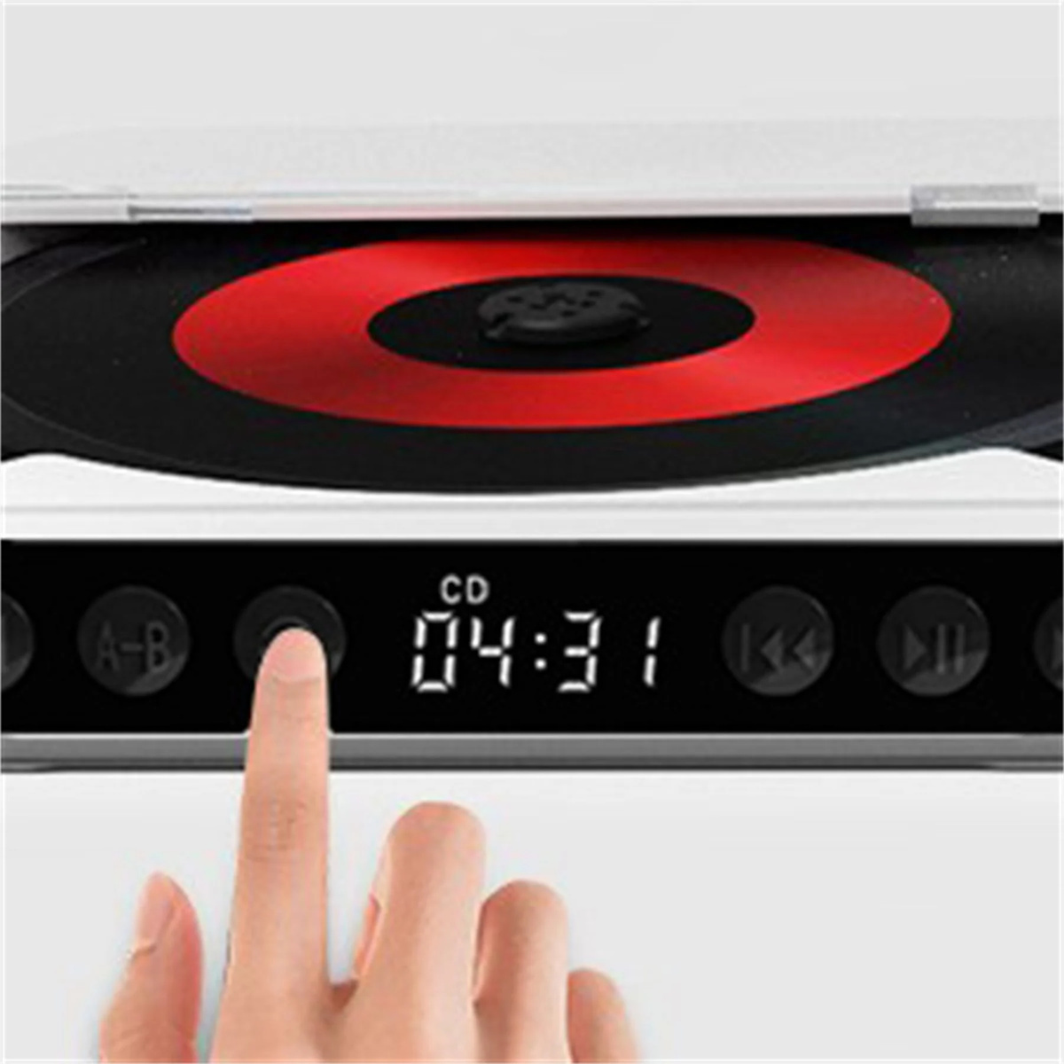 Eine Hand drückt eine Taste auf einem CD-Player, der 04:31 anzeigt.