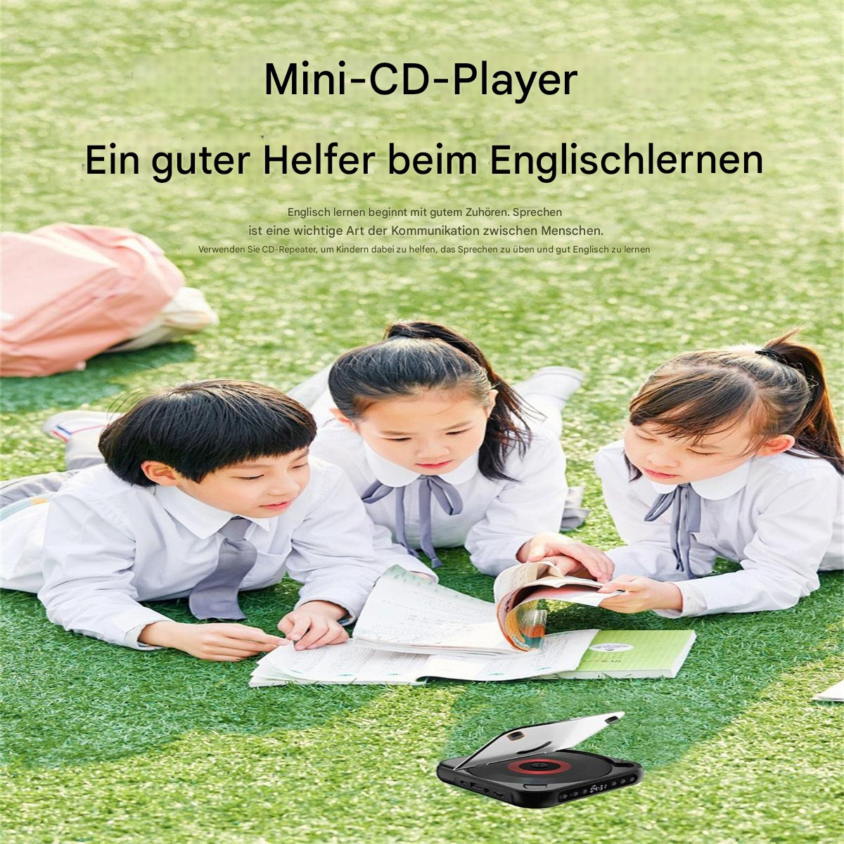 Drei Kinder lesen ein Buch und benutzen einen Mini-CD-Player auf einem grünen Feld.