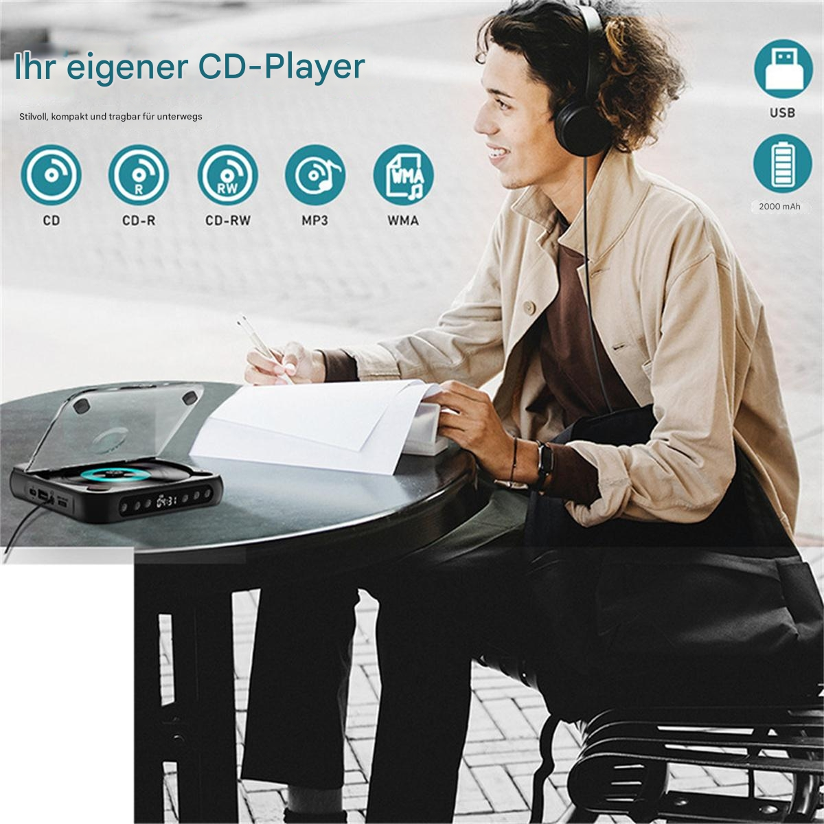 Ein Mann mit Kopfhörern sitzt an einem Tisch mit einem CD-Player und Papieren. Symbole zeigen CD, USB und Akku.