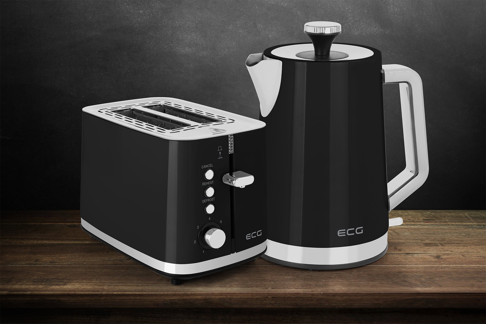 Schwarzer Toaster und Wasserkocher auf Holz. Toaster hat Schlitze und Bedienelemente.