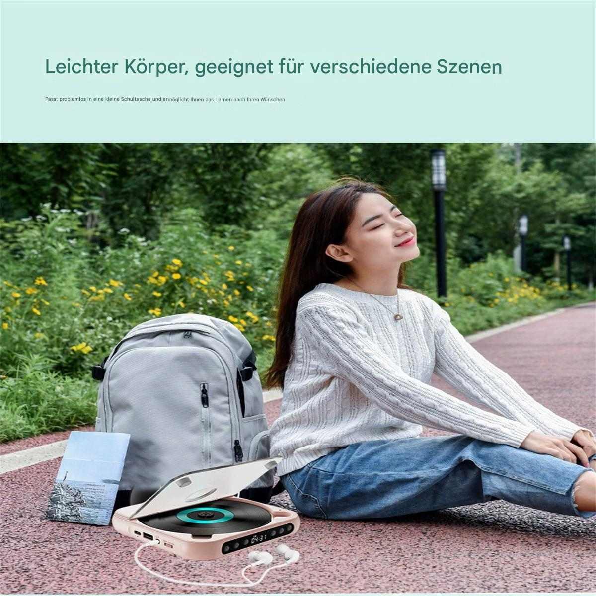 Frau sitzt auf einem Pfad und hört einen CD-Player. Ein Rucksack und ein Buch sind in der Nähe.