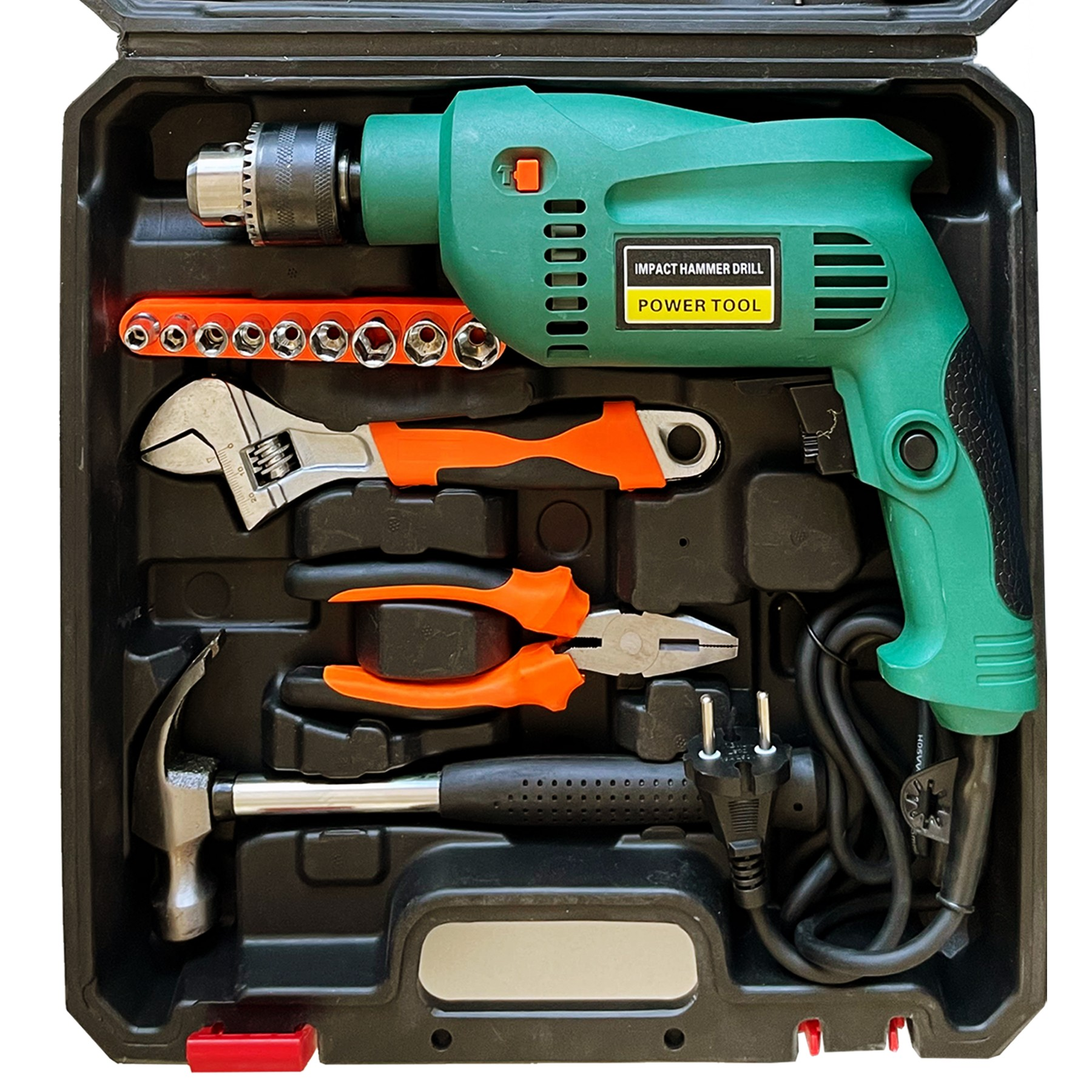 Schwarzer Werkzeugkasten mit grünem Bohrer, Schraubenschlüsseln, Zangen, Hammer und anderen Werkzeugen.
