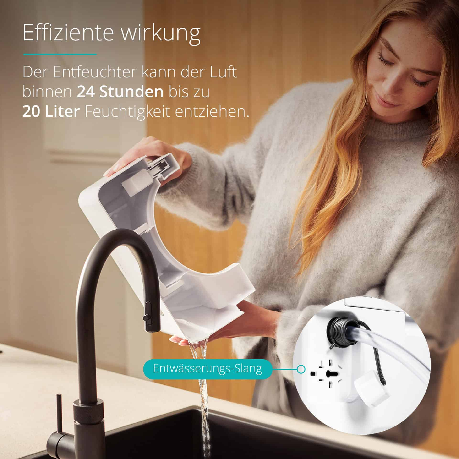 Frau gießt Wasser aus einem weißen Luftentfeuchter in ein schwarzes Waschbecken. Das Waschbecken hat einen schwarzen Wasserhahn.