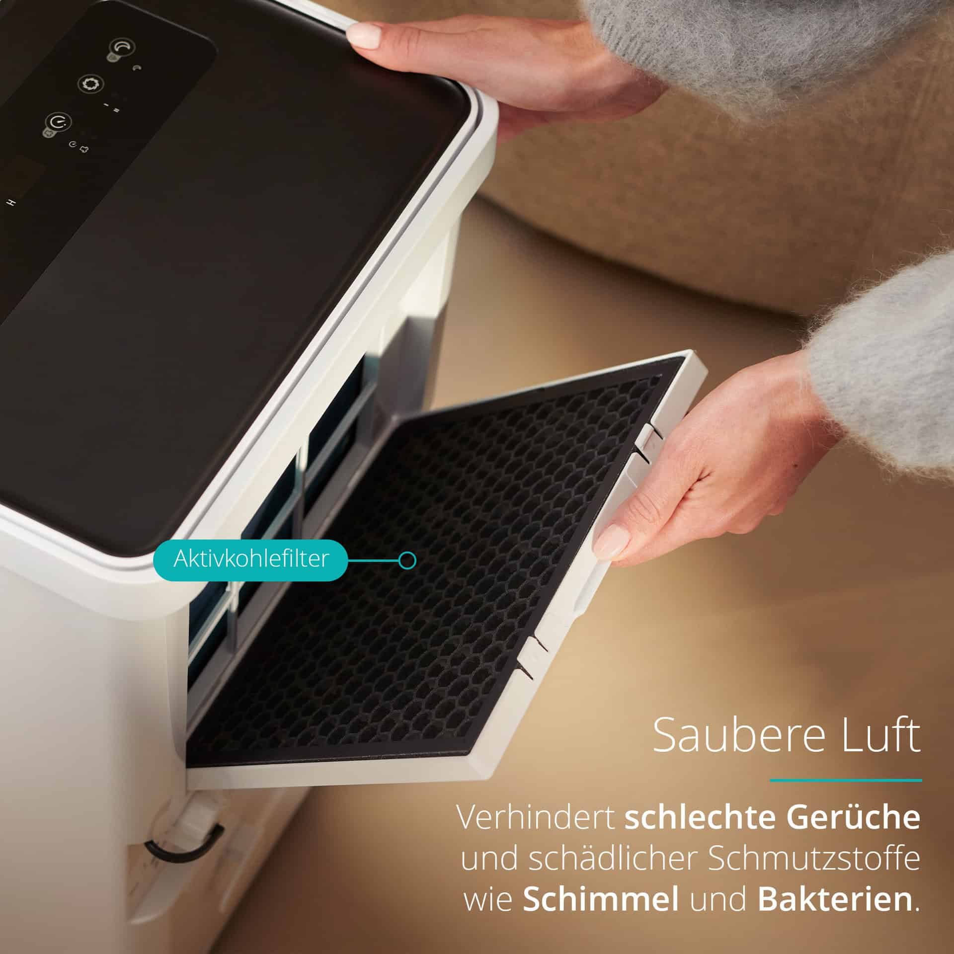 Person öffnet Luftreinigerfilter. Text: 'Saubere Luft. Verhindert Gerüche und schädliche Stoffe'.