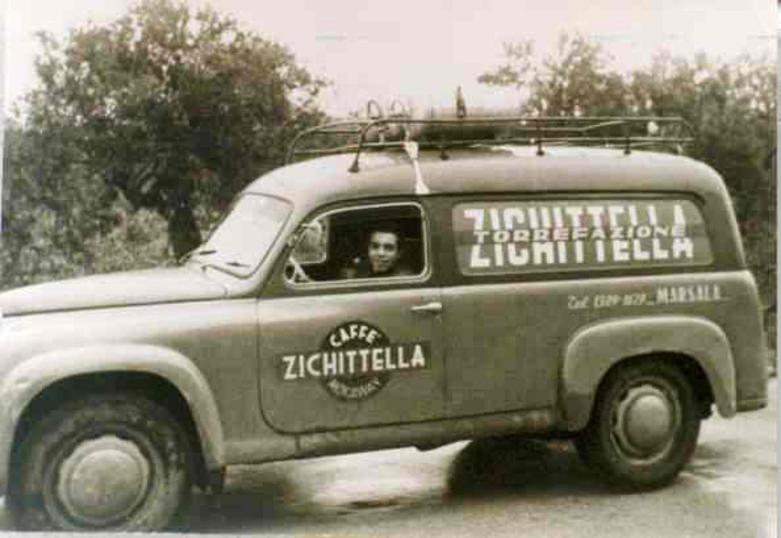 Furgone vintage con la scritta "Caffè Zichittella". Un uomo è seduto al posto di guida.