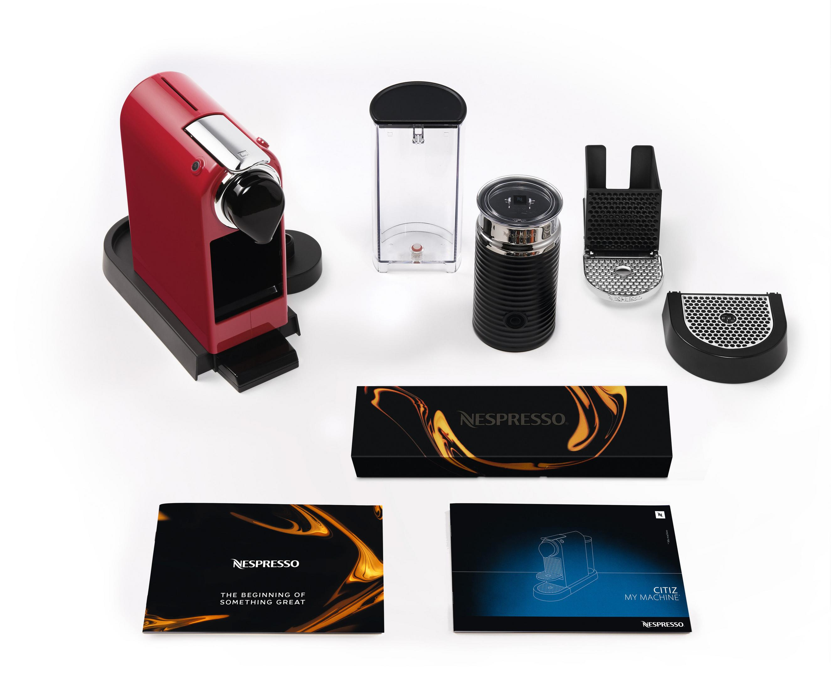 Czarny i srebrny ekspres do kawy z białym kubkiem kawy.