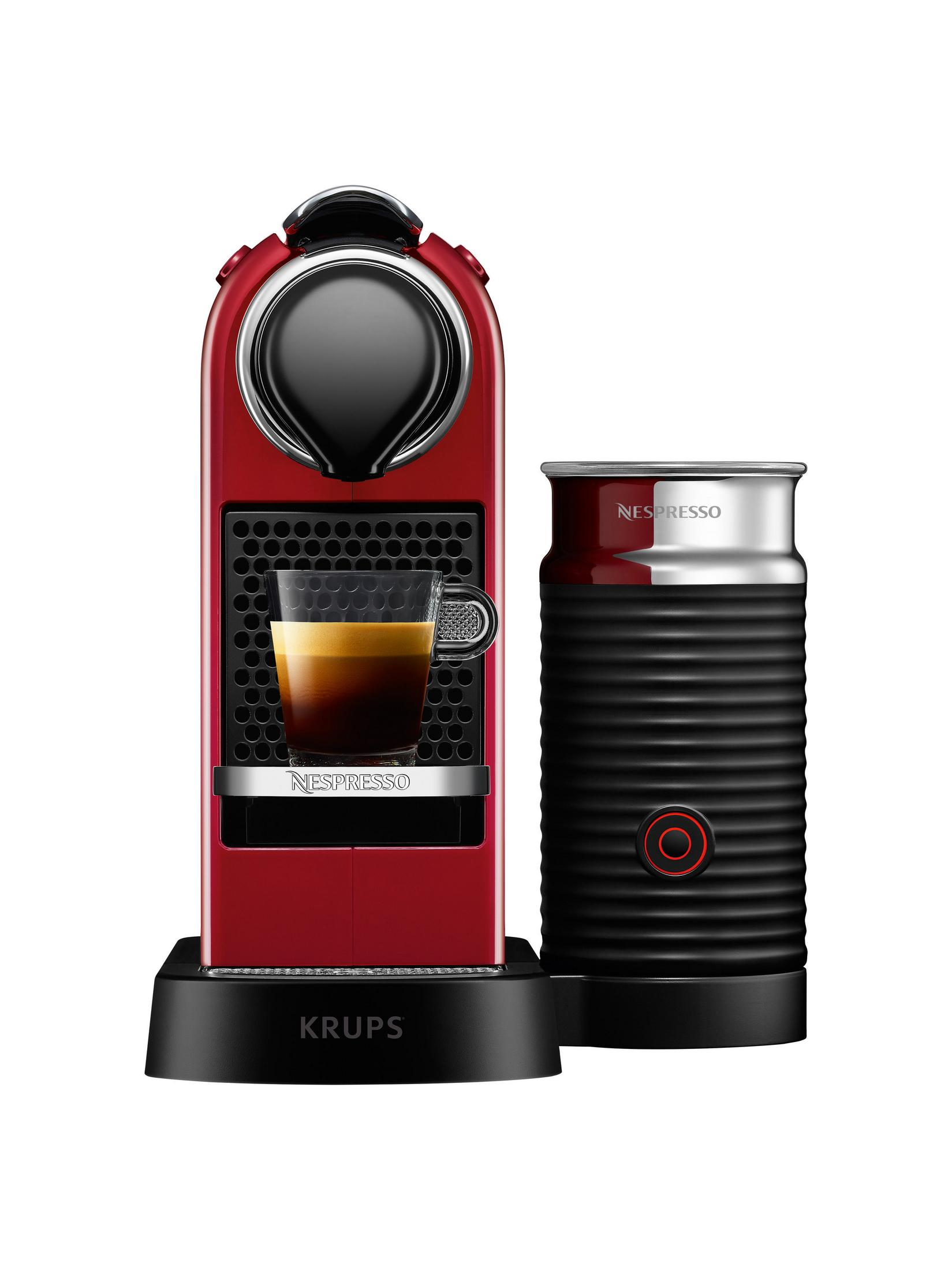 Czerwony ekspres Nespresso z filiżanką kawy i spieniaczem do mleka.