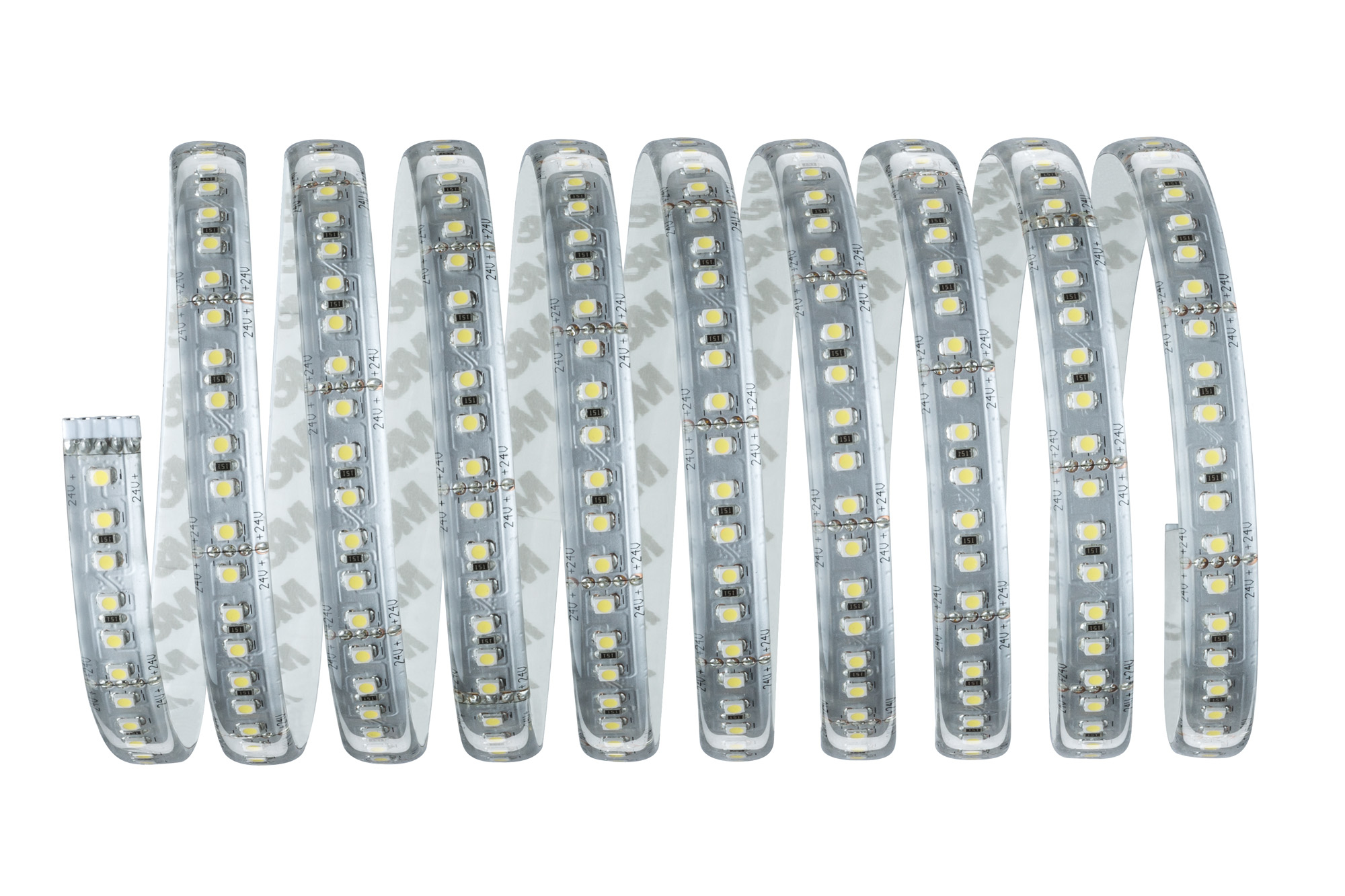 Gewickelte LED-Streifenlichter mit weißen LEDs auf weißem Hintergrund. Der Streifen ist flexibel.