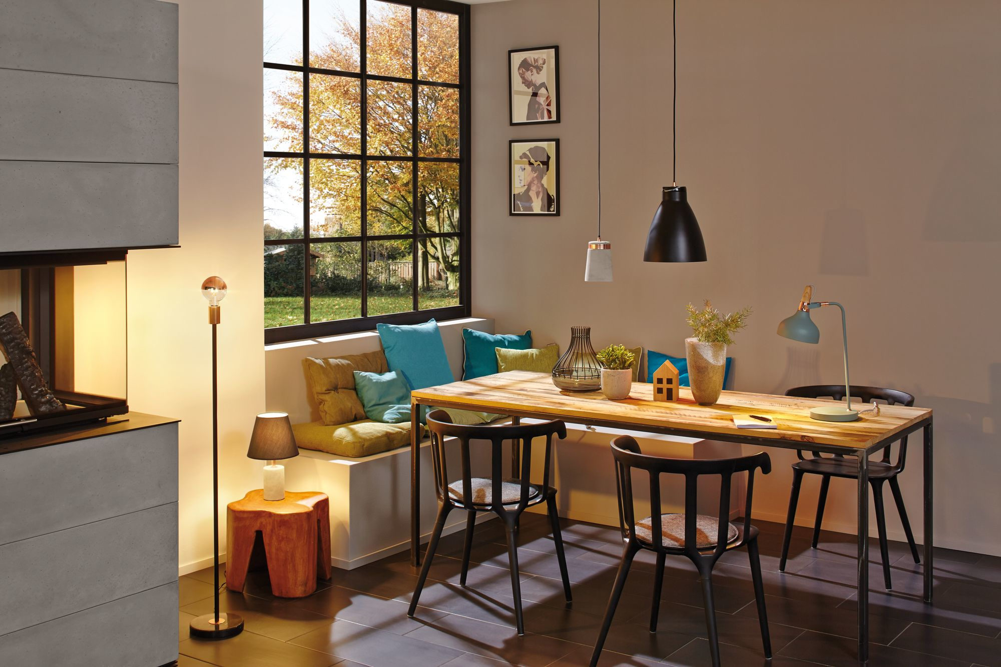 Salon z stołem, krzesłami i oknem. Wpada światło słoneczne, oświetlając pomieszczenie.