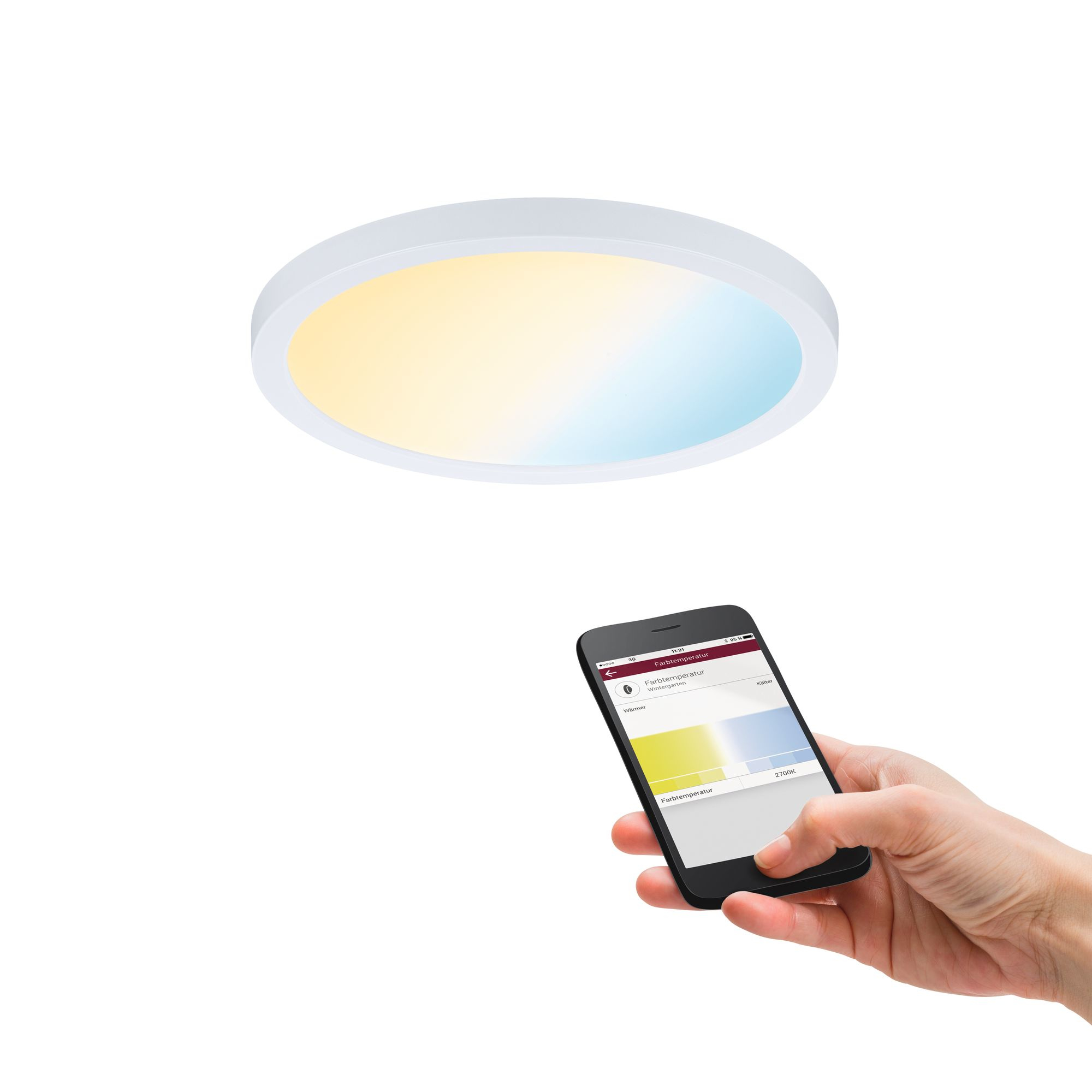 Eine weiße Deckenleuchte mit einem Farbverlauf von Gelb zu Blau. Eine Hand hält ein Smartphone.