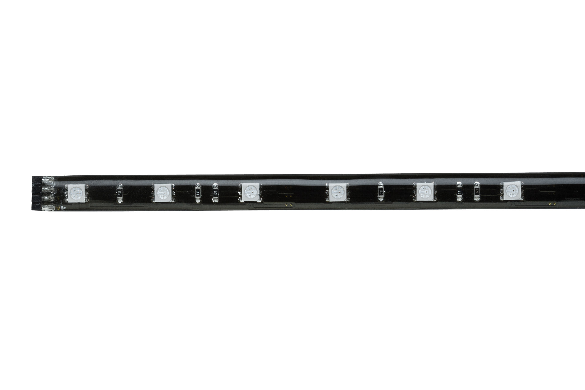 Una striscia LED nera con più luci LED. Sfondo bianco.