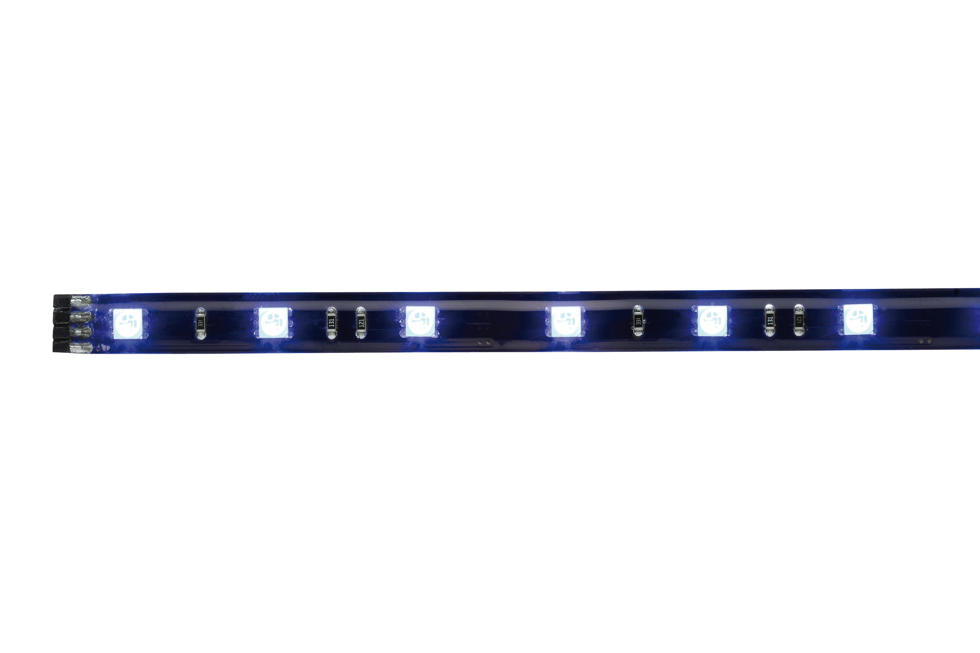 Striscia LED con luci blu. La striscia è dritta e su sfondo bianco. Piccoli componenti neri.