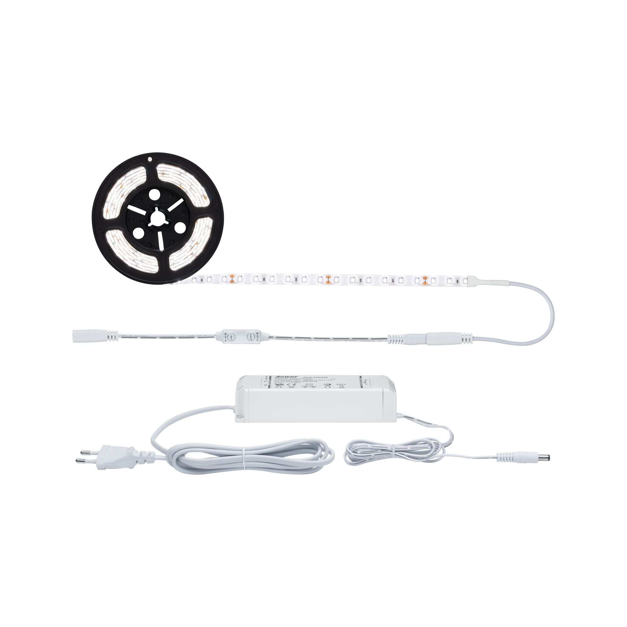 LED-Streifenlichter mit Netzteil und Stecker auf weißer Oberfläche.