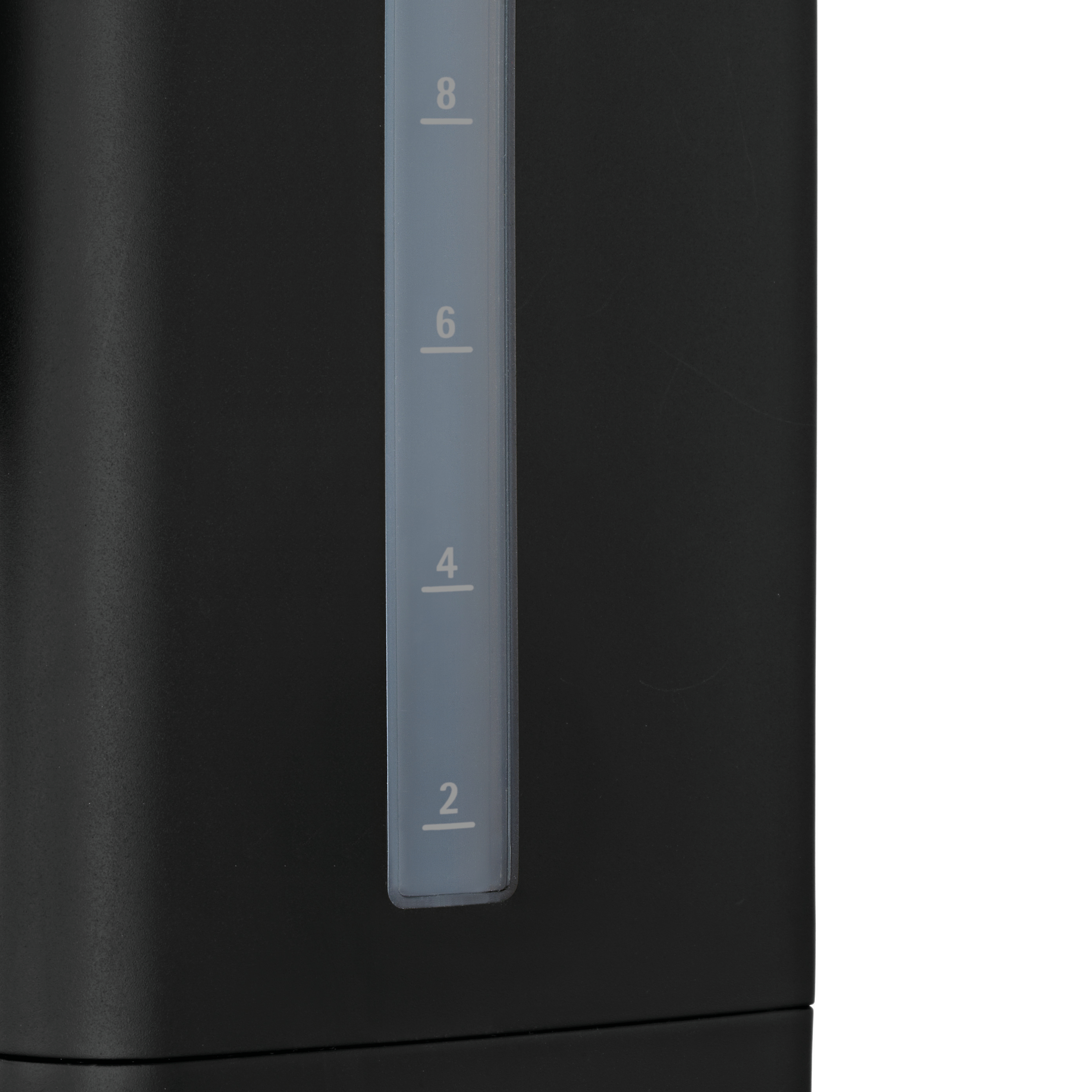 Wskaźnik poziomu wody na czarnym urządzeniu z oznaczeniami.