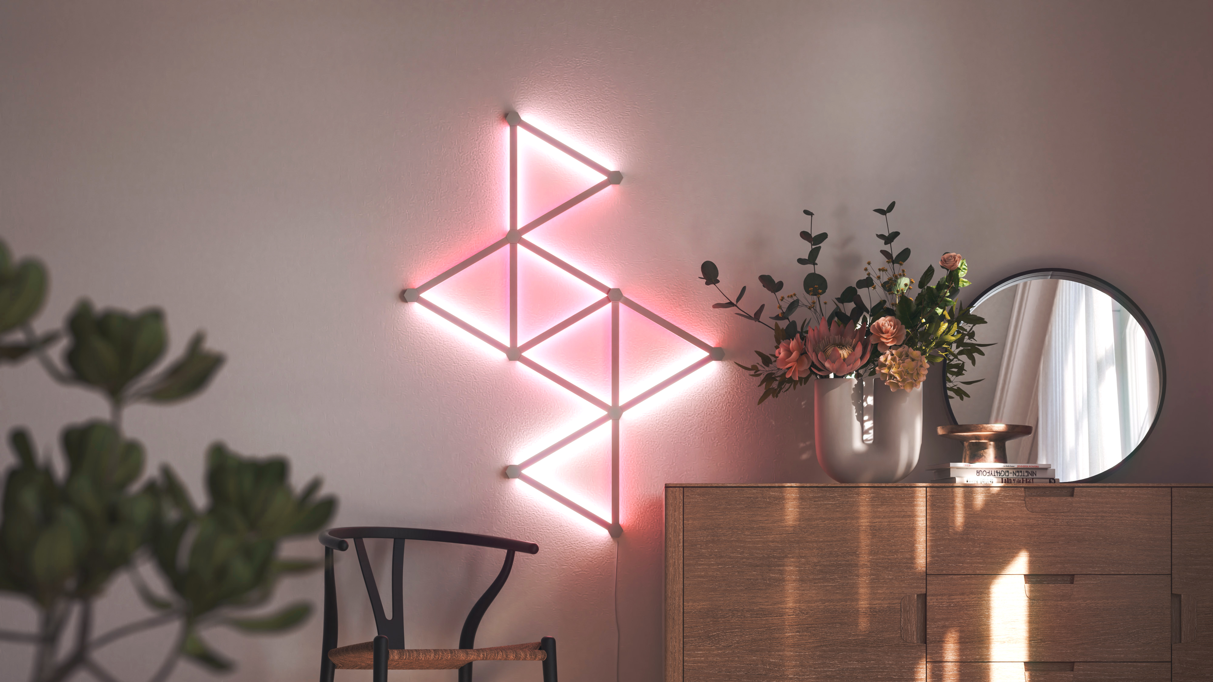 Decorazione murale con un design di luce geometrica e un mobile in legno con specchio e fiori.