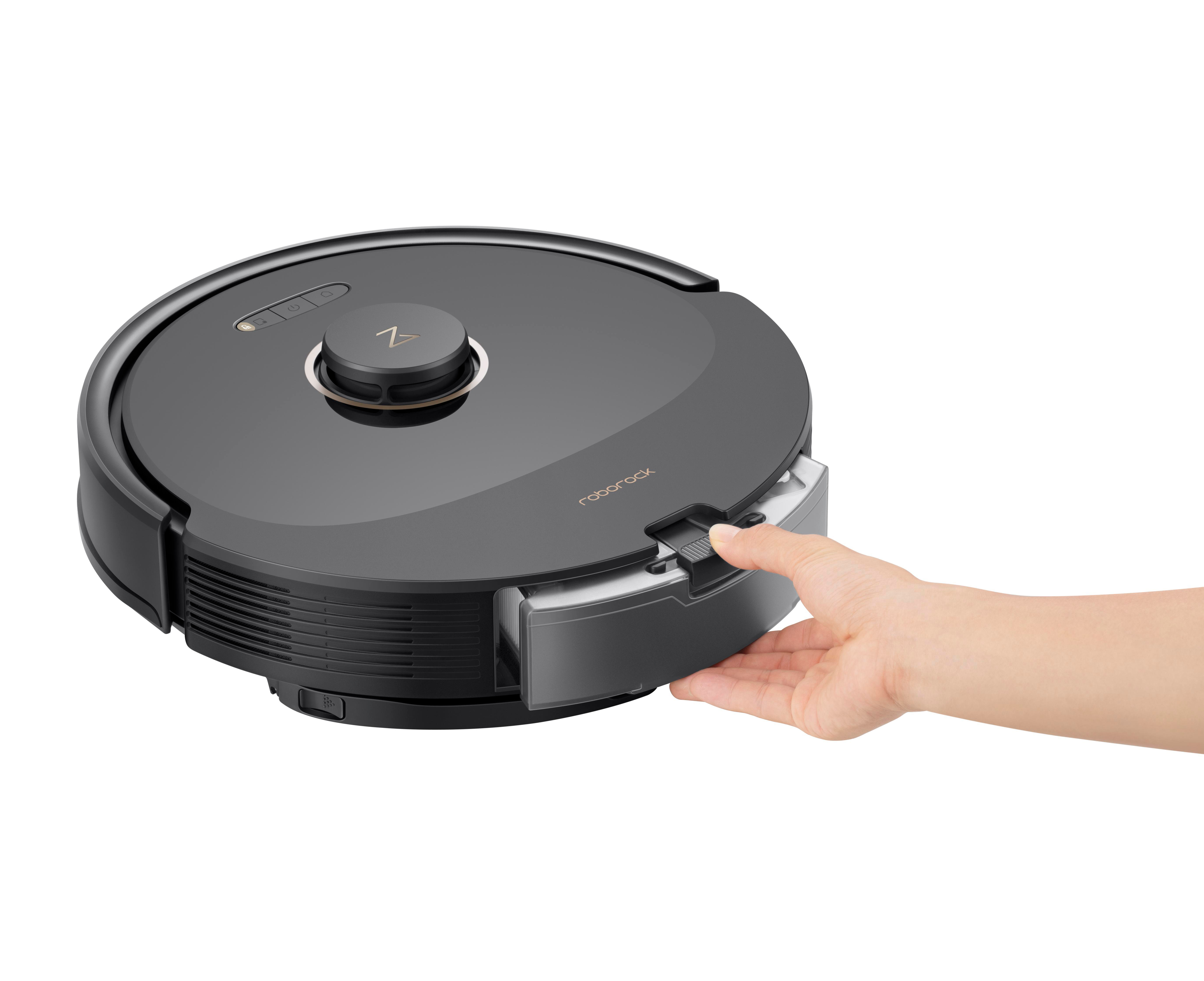 Ein schwarzer und grauer Roboter-Staubsauger, eine Hand zieht den Staubbehälter heraus.