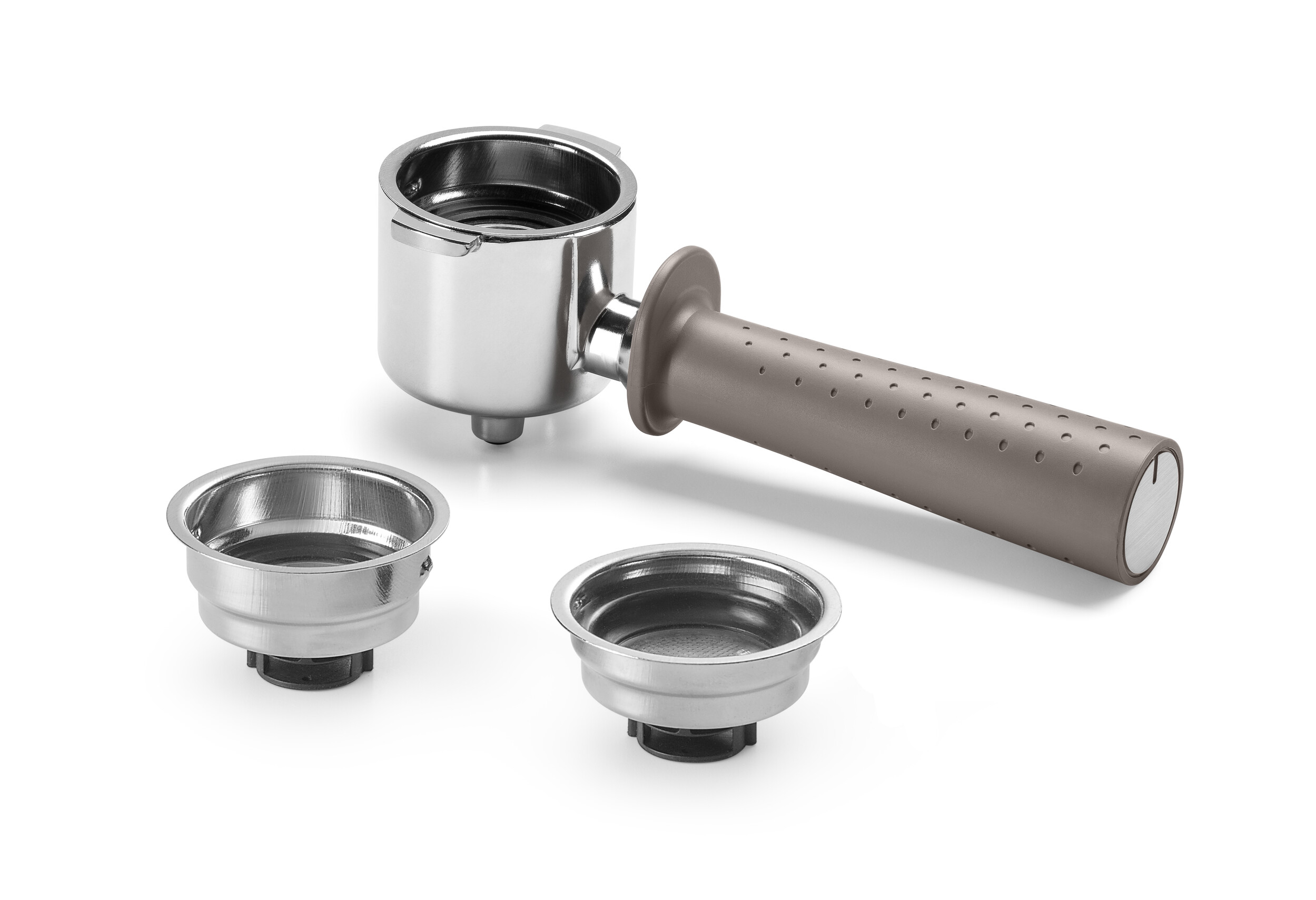 Kolba i filtry do ekspresu. Kolba ma brązowy uchwyt.