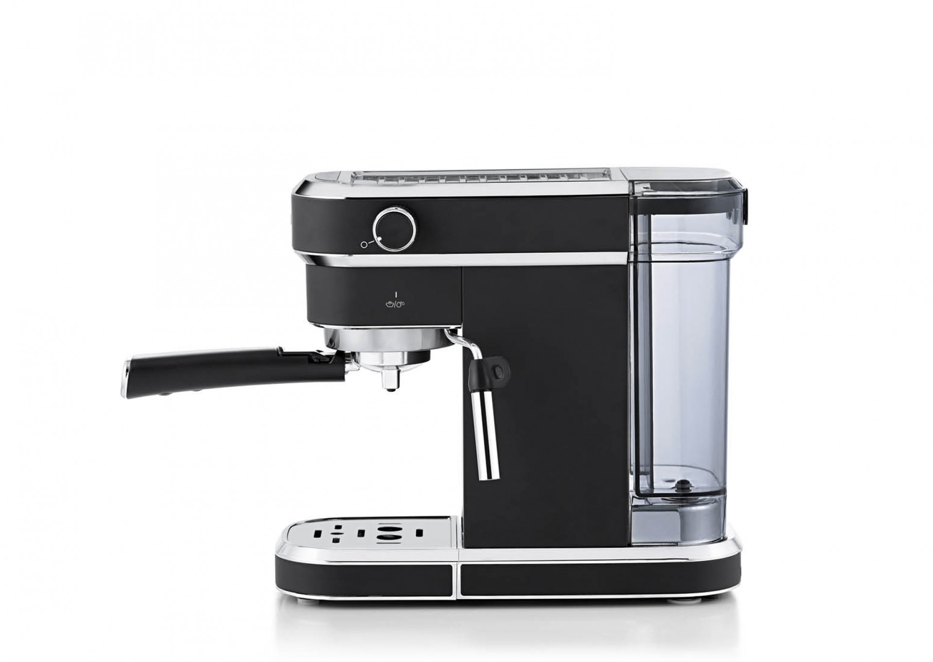 Una máquina de espresso negra y plateada aislada sobre un fondo blanco, vista lateral.