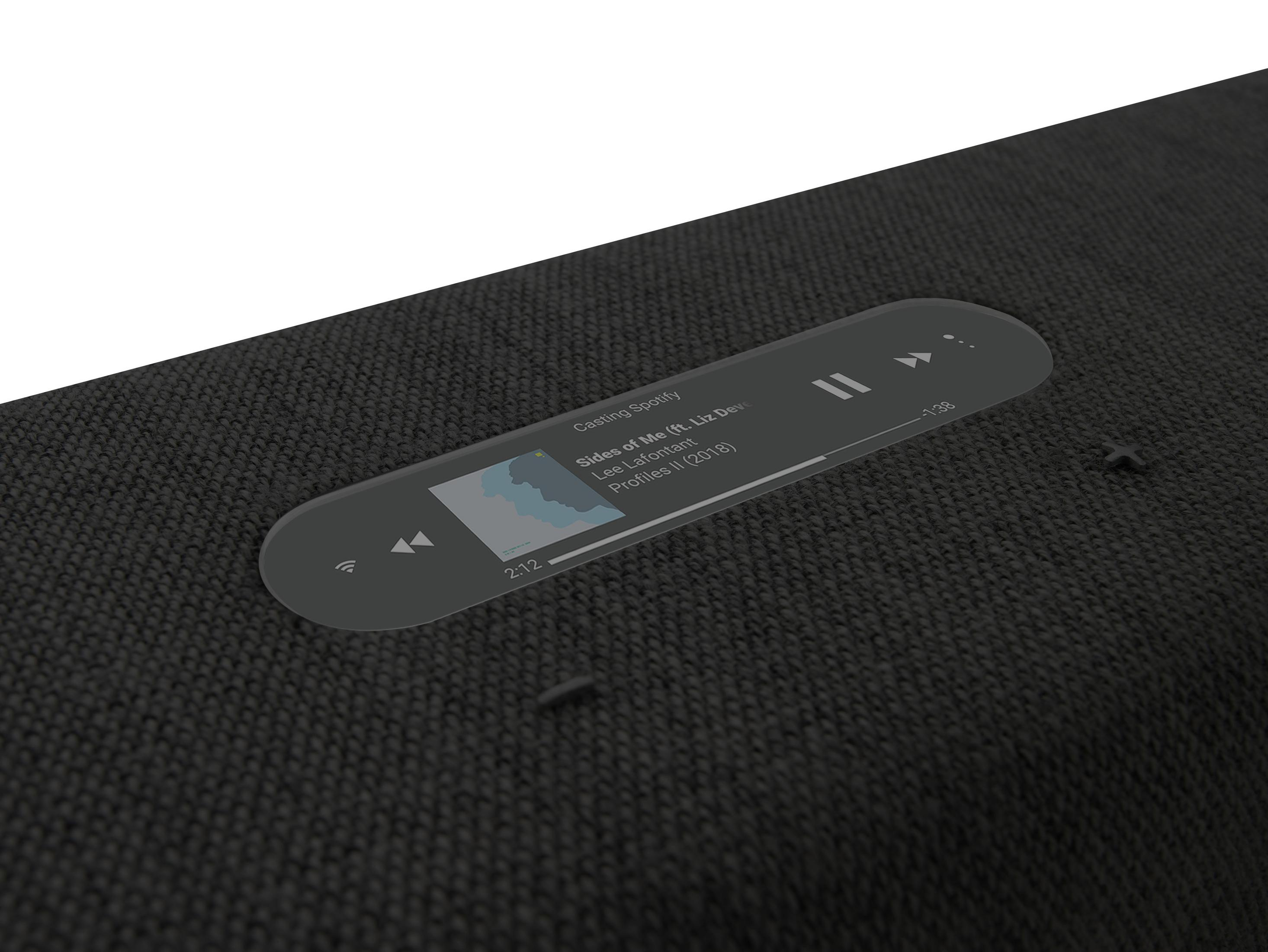 Un altoparlante nero con un display che mostra i controlli musicali. Il testo recita "Casting Spotify".