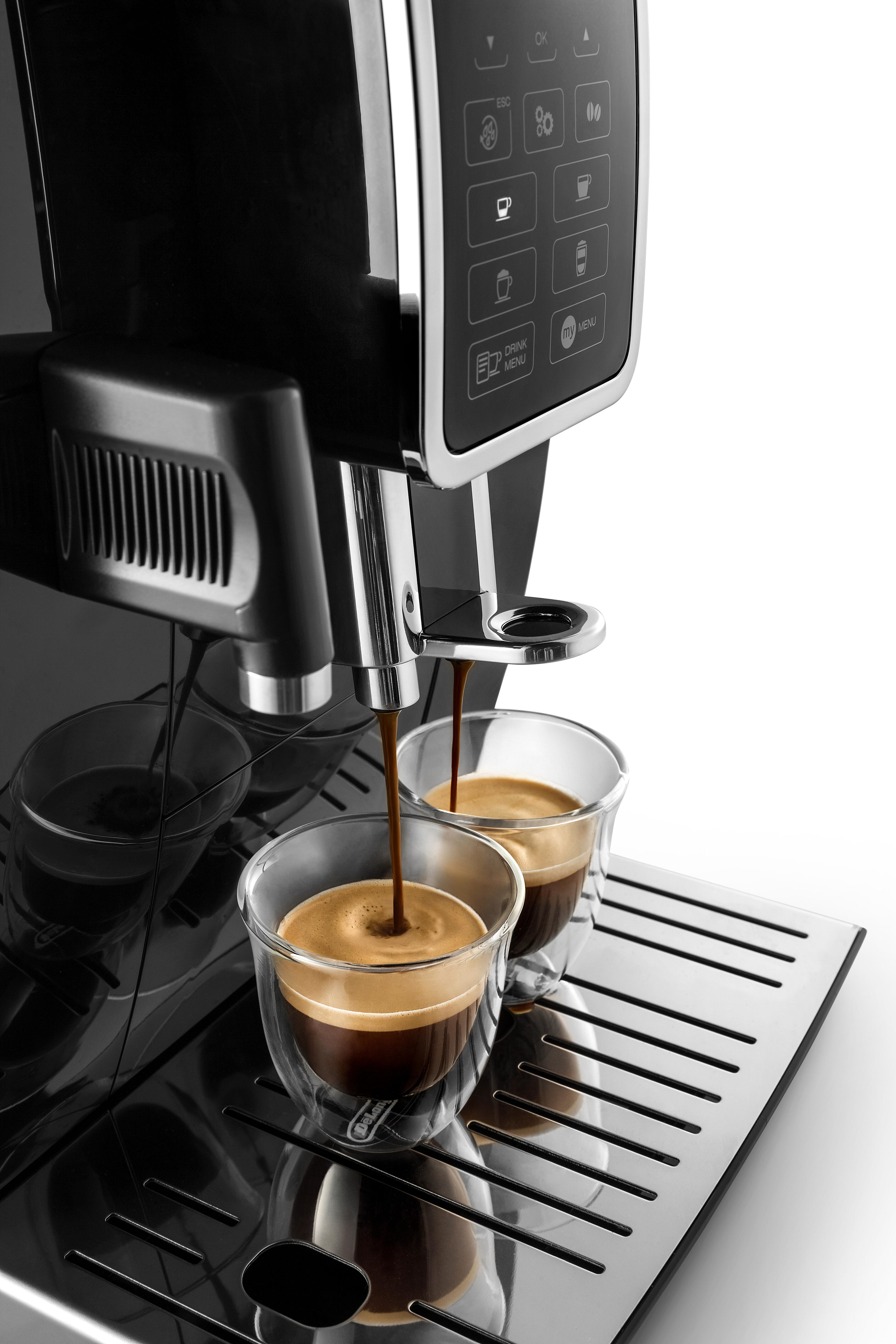 Kaffeemaschine, die Kaffee in zwei Gläser ausgibt. Schwarze Maschine, weißer Hintergrund.