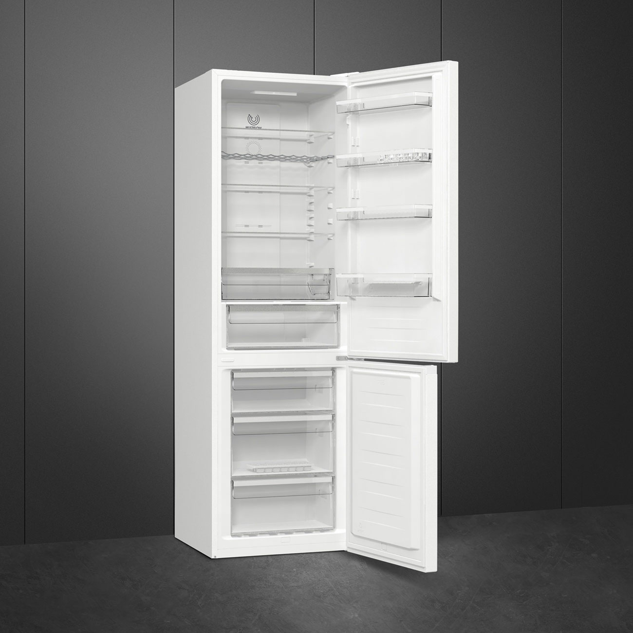 Refrigerador blanco con puertas abiertas, que revela estantes, cajones y componentes internos.