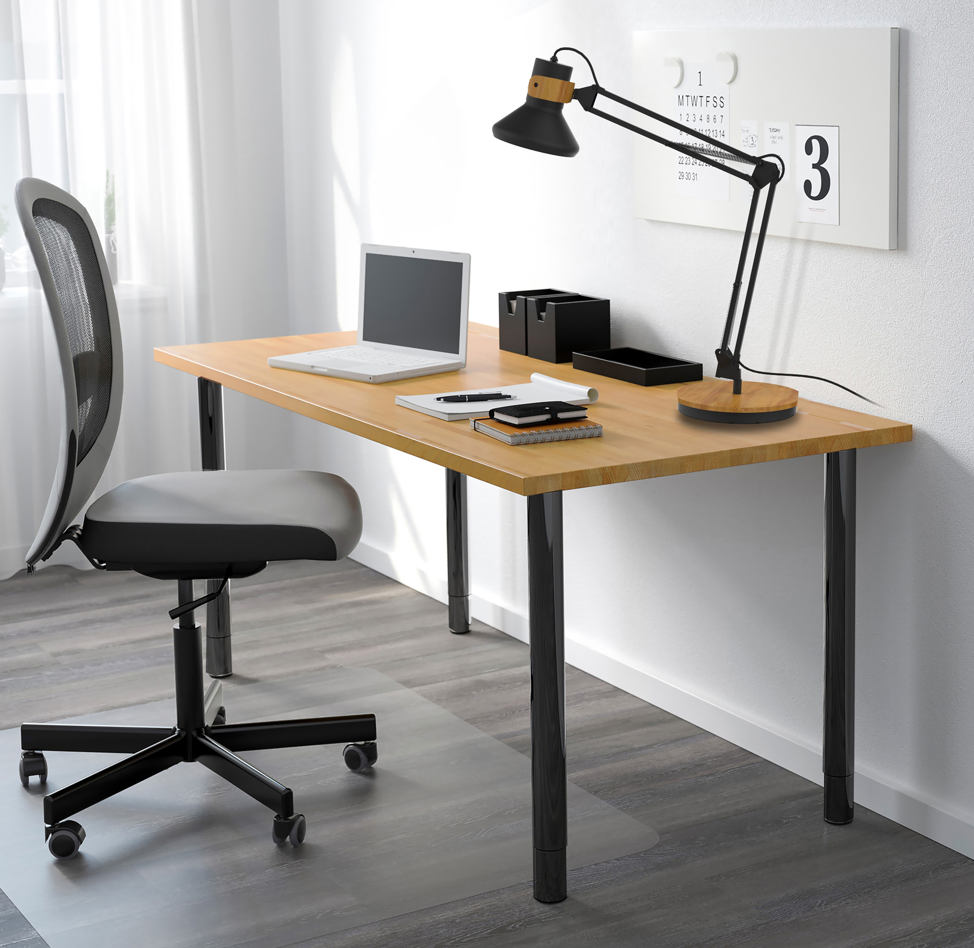 Ein Holztisch mit Laptop, Lampe und Stuhl. Der Hintergrund ist ein helles Fenster.