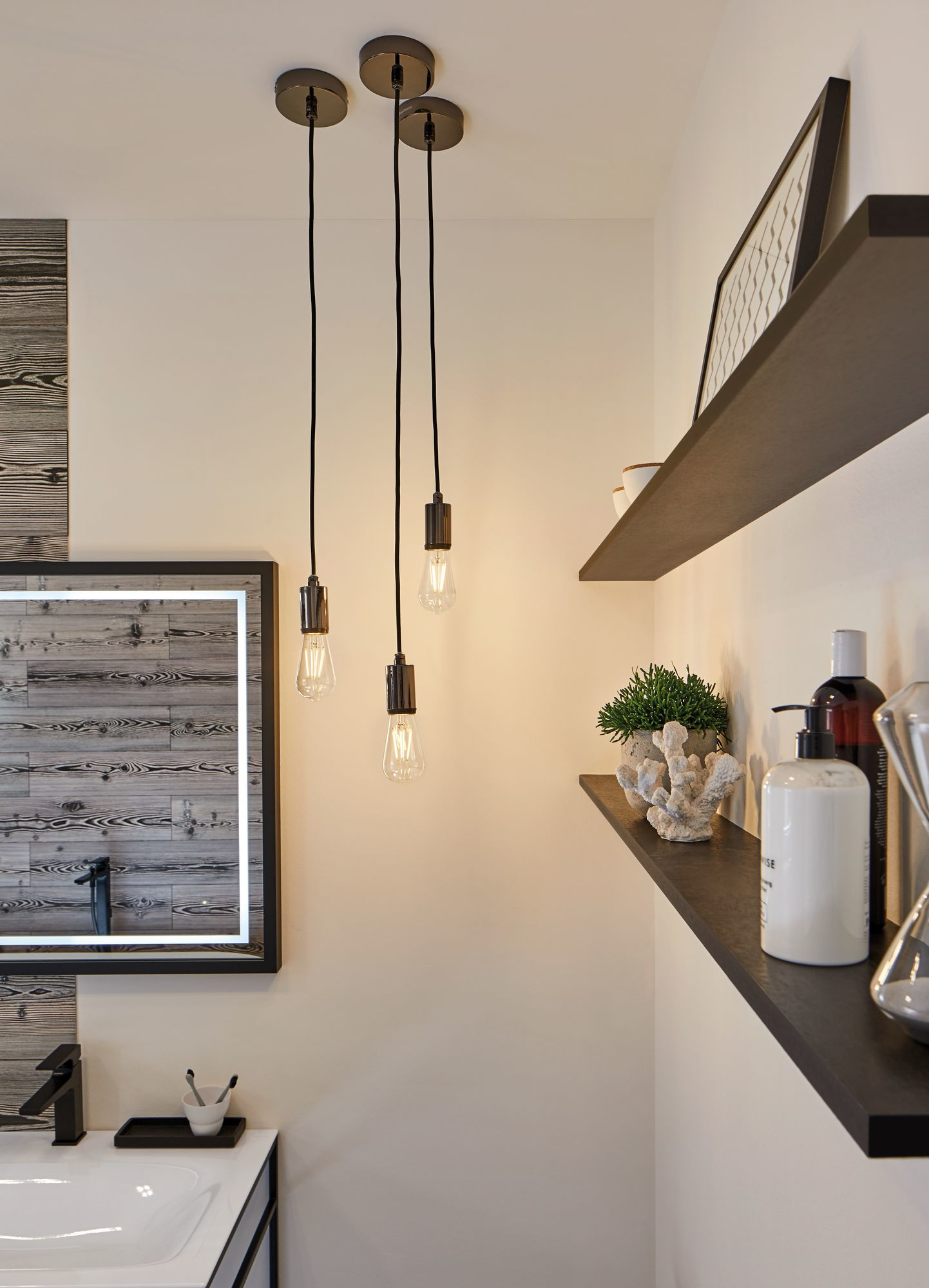Badezimmer-Szene mit Pendelleuchten, Regalen, Spiegel und Toilettenartikeln. Modernes, minimalistisches Design.