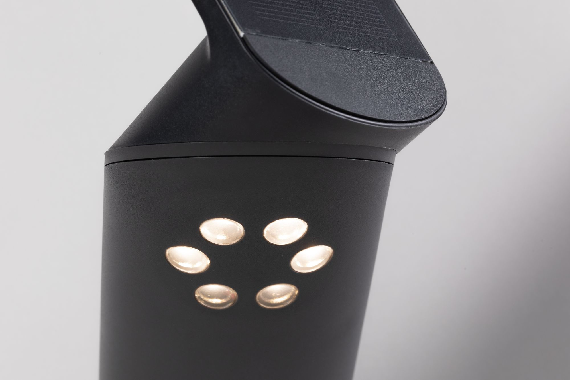 Czarna lampa solarna z sześcioma światłami, zbliżenie.