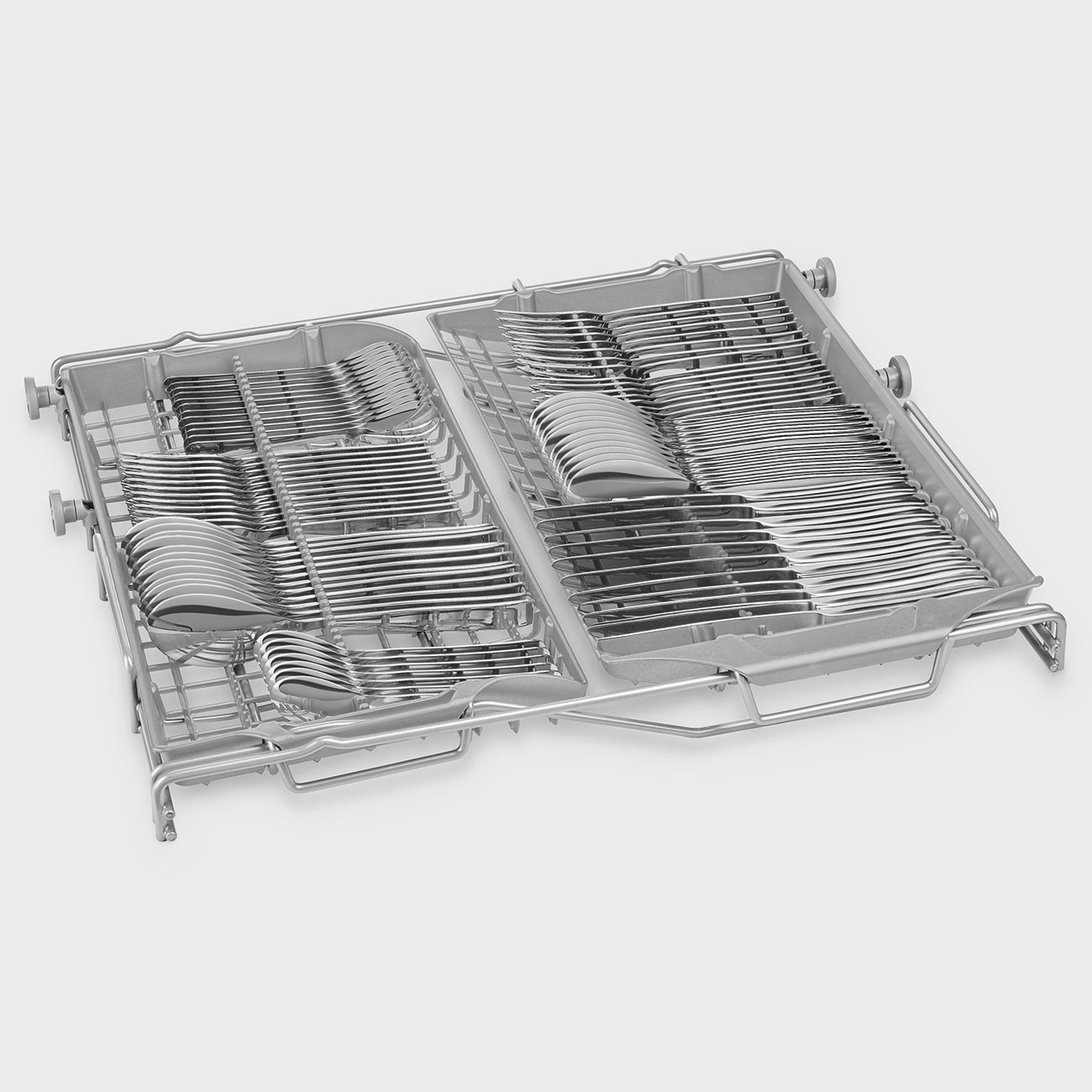 Cesta de lavavajillas con cubertería, tenedores y cuchillos. La cesta es de metal y de color gris.