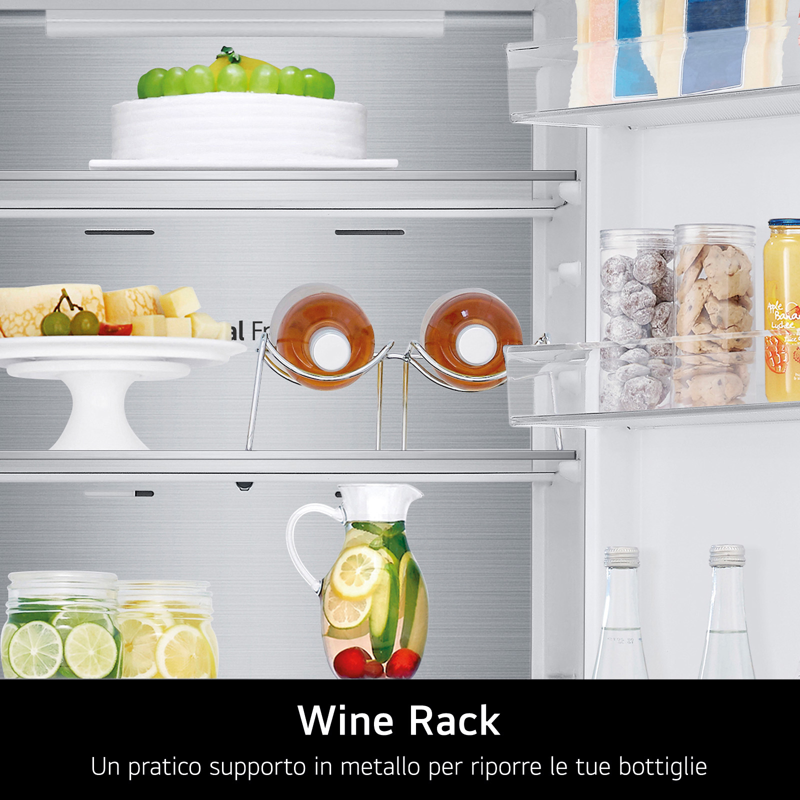 Interno del frigorifero con bottiglie di vino e alimenti.