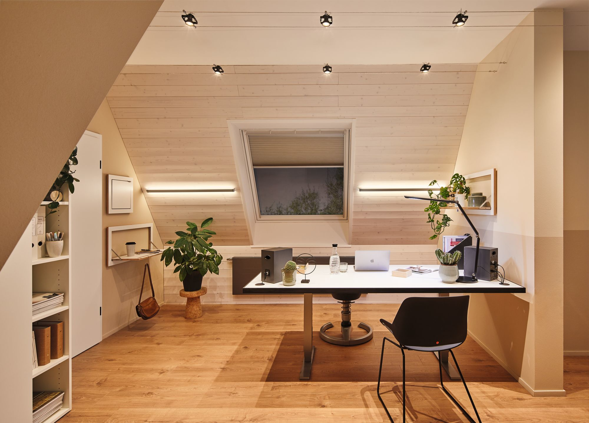 Nowoczesne domowe biuro z biurkiem, rośliną i oknem.