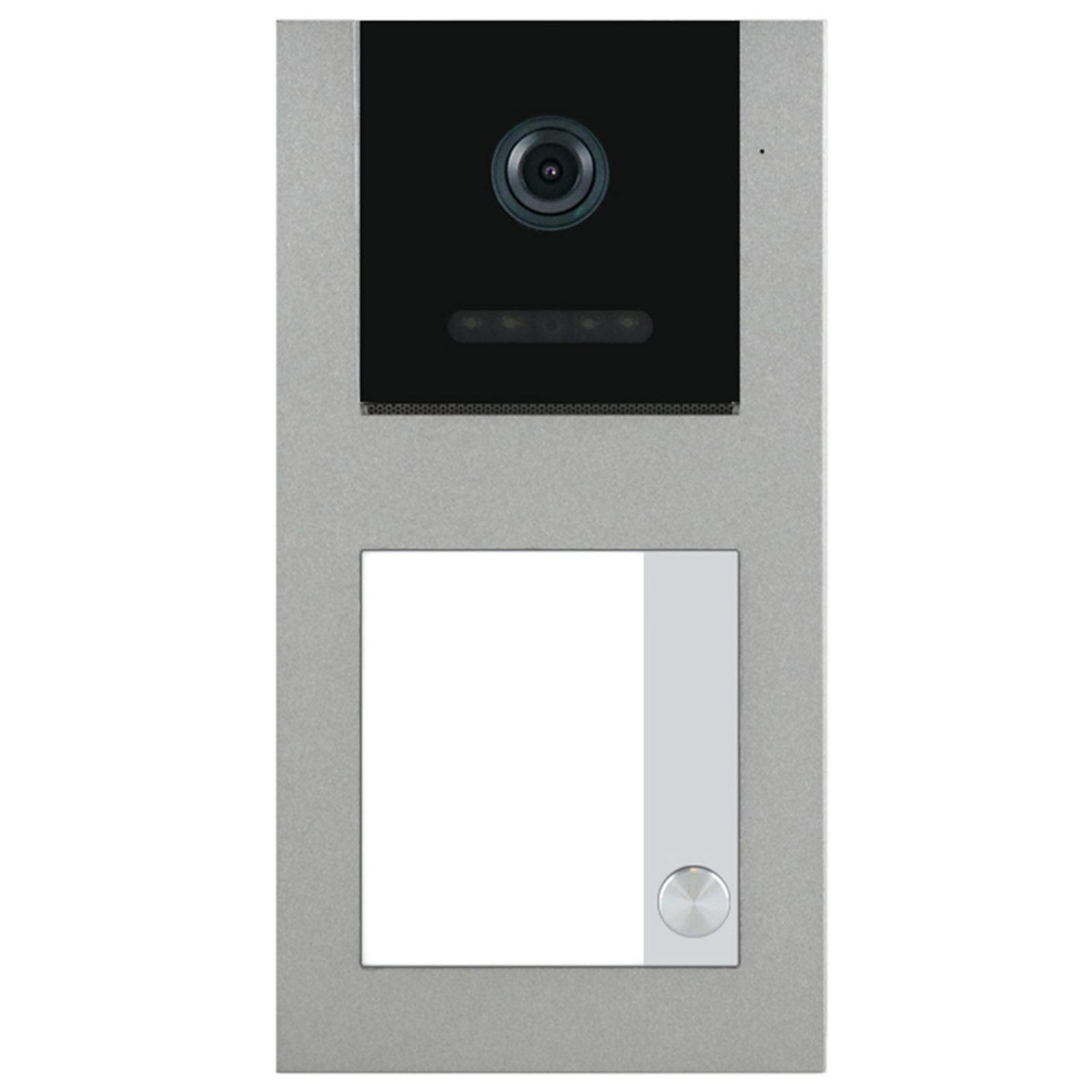 Silbernes Intercom-System an der Wand mit Kamera und Knopf.