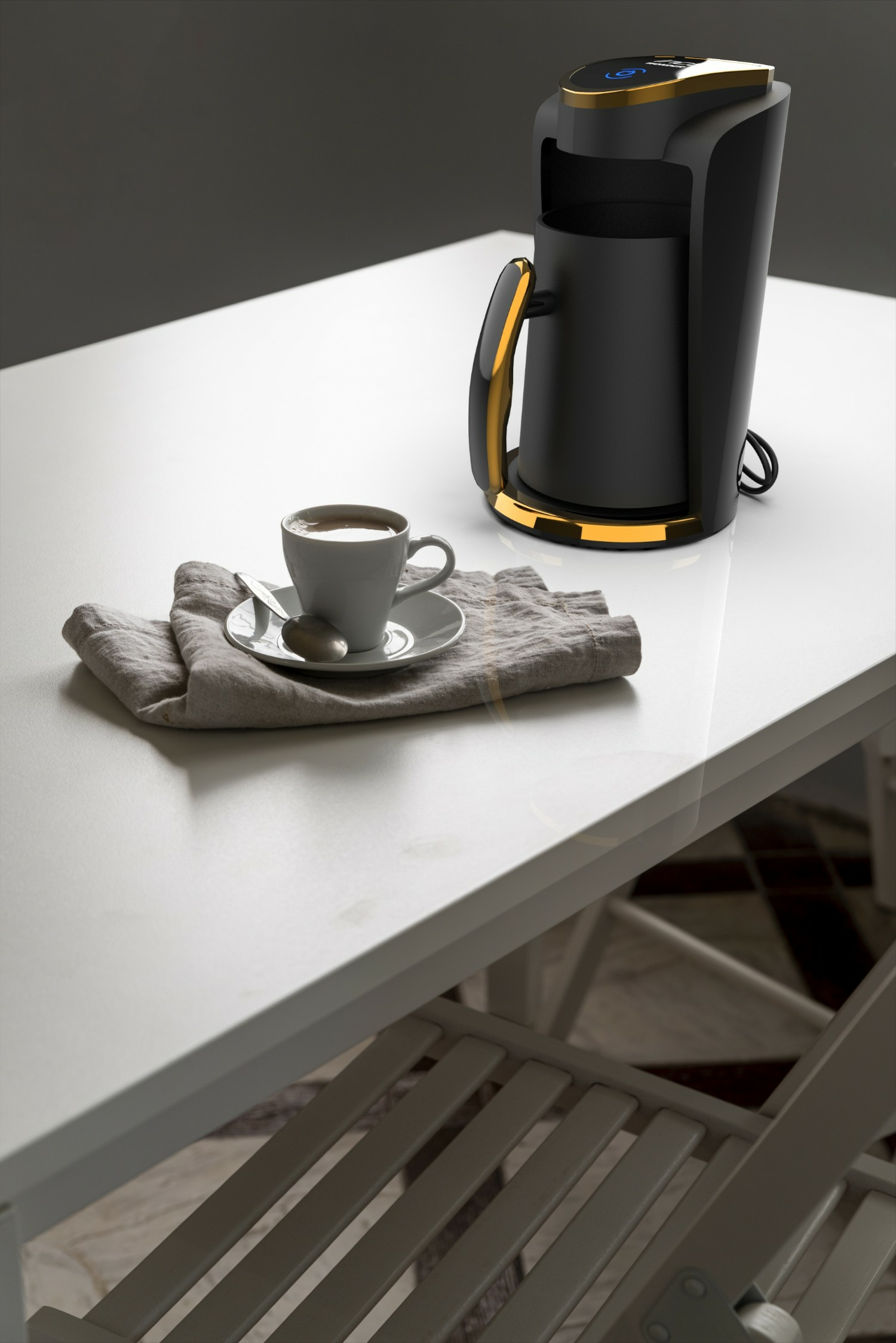 Cafetera negra y dorada con taza de café y cuchara sobre mesa blanca.