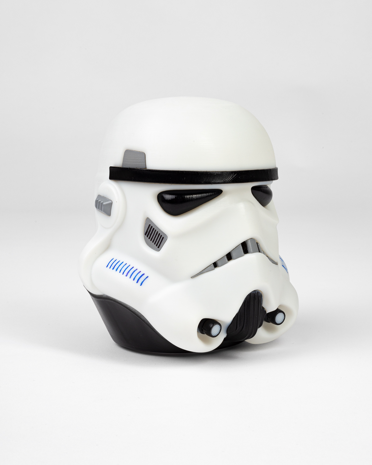 Stormtrooper-Helm in Weiß mit schwarzen Details und blauen Akzenten.