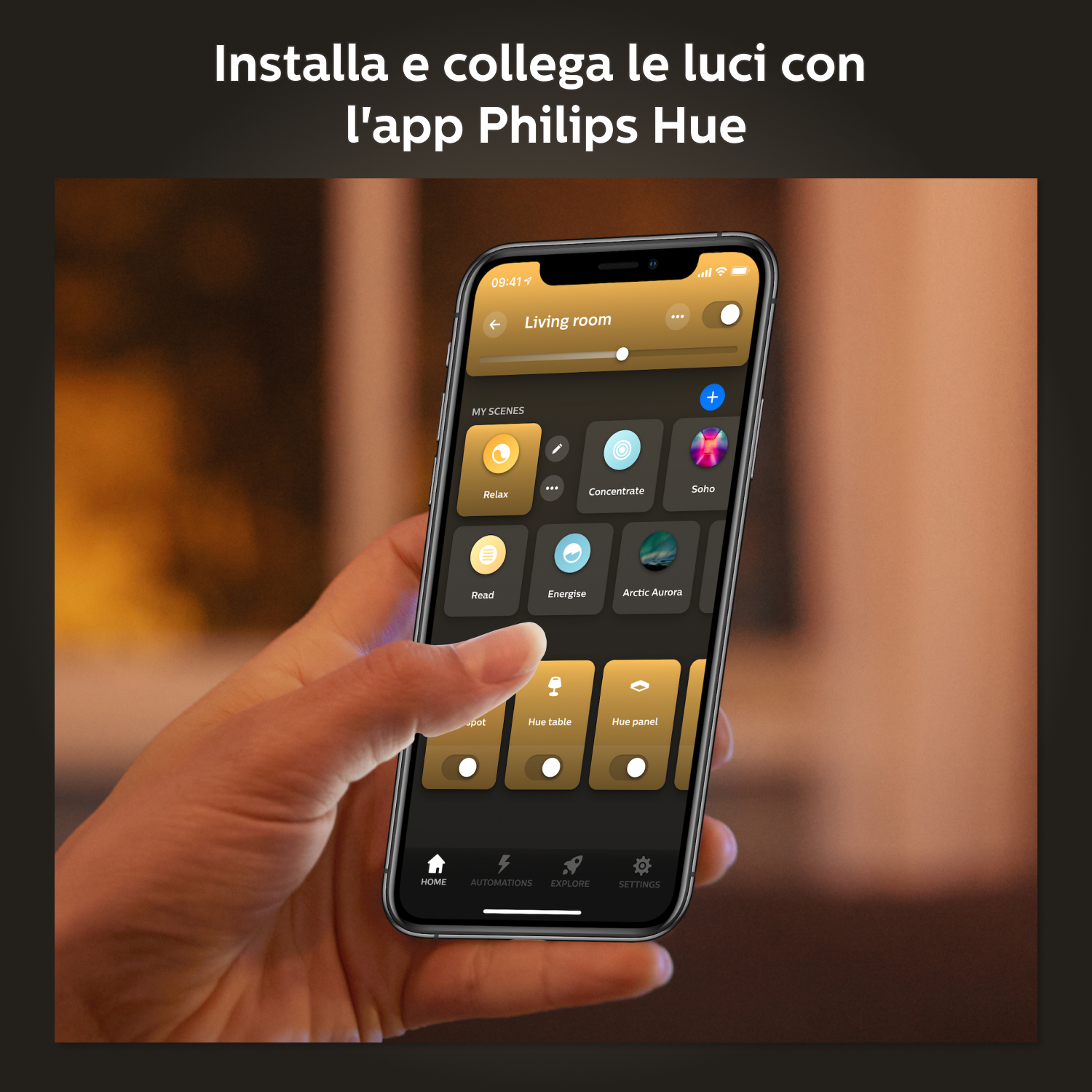Eine Hand, die ein Smartphone mit einer Smart-Home-App-Oberfläche mit verschiedenen Steuerungsoptionen hält.