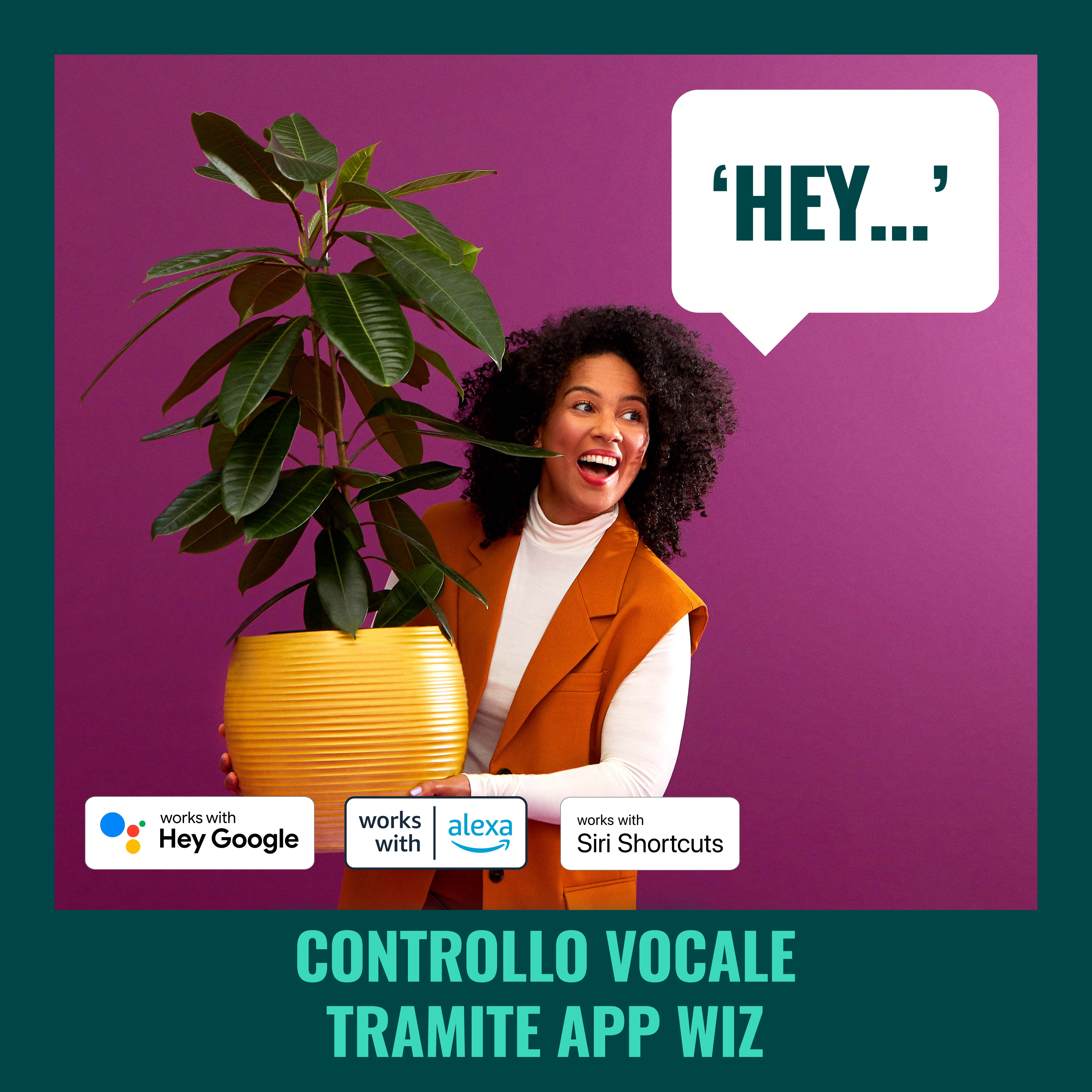 Uśmiechnięta kobieta trzyma roślinę, z dymkiem 'HEY...' i logo sterowania głosowego.