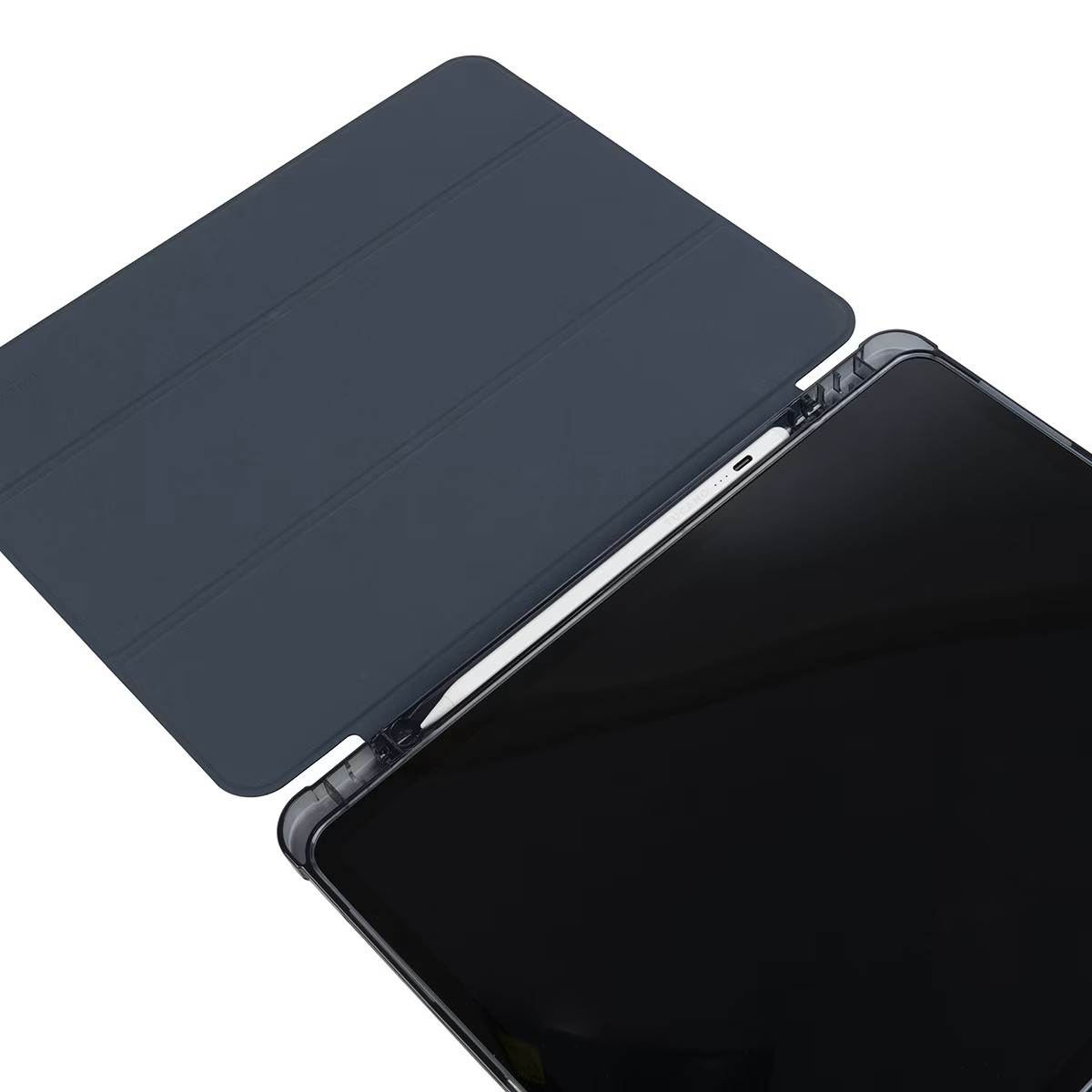 Un iPad azul oscuro con una funda y un lápiz blanco insertado.