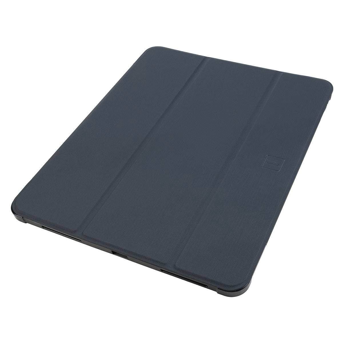 Una funda de tableta azul marino cerrada. La funda está sobre una superficie blanca. Tiene un diseño sencillo.