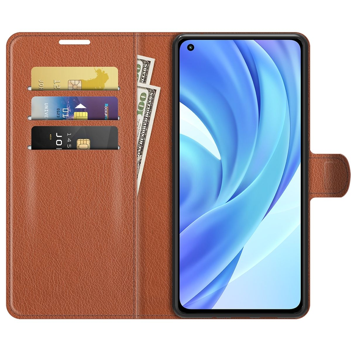 Eine braune Handyhülle mit Karten und Geld im Inneren, mit einem Telefon auf weißem Hintergrund.