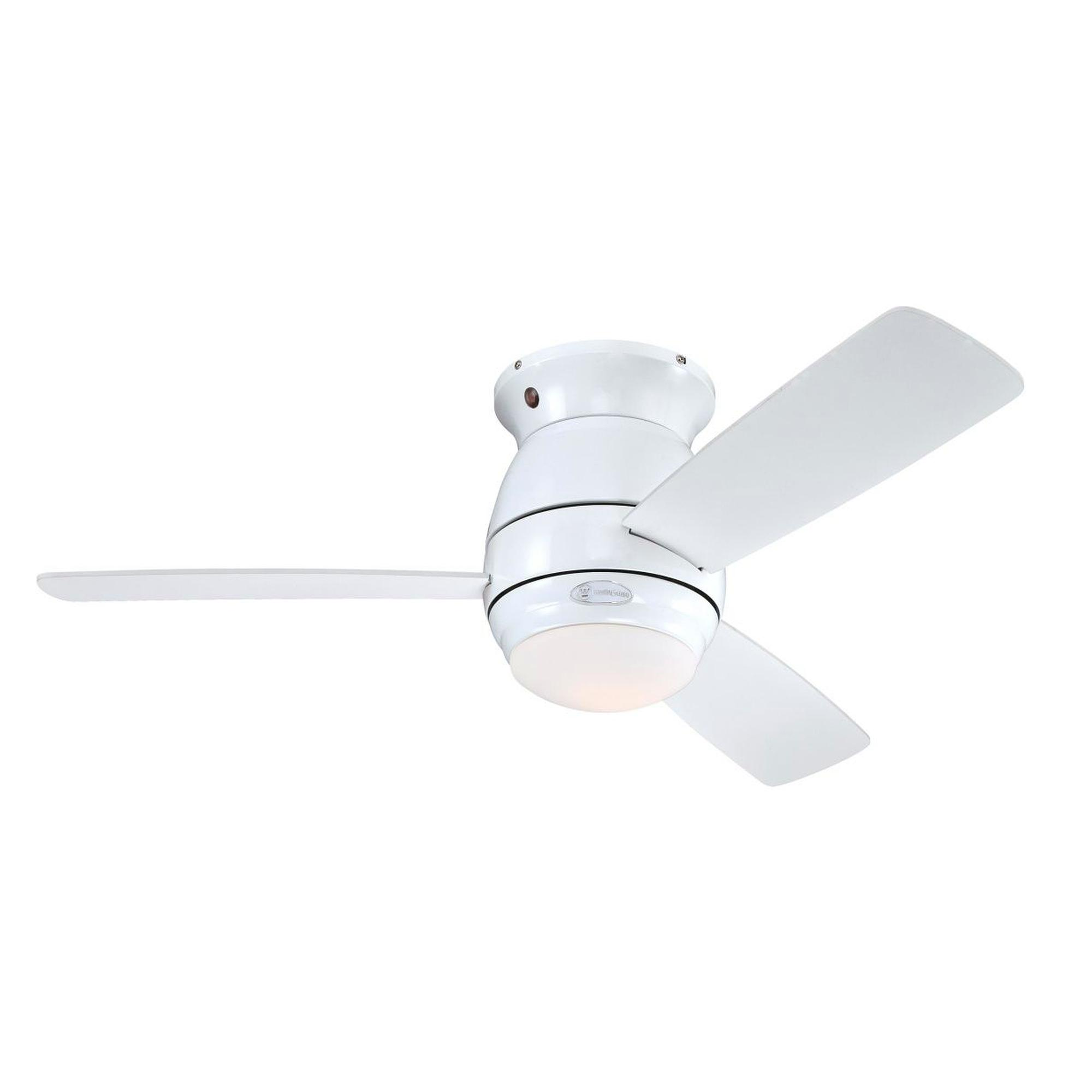 Weißer Deckenventilator mit drei Flügeln. Der Ventilator befindet sich auf weißem Hintergrund.