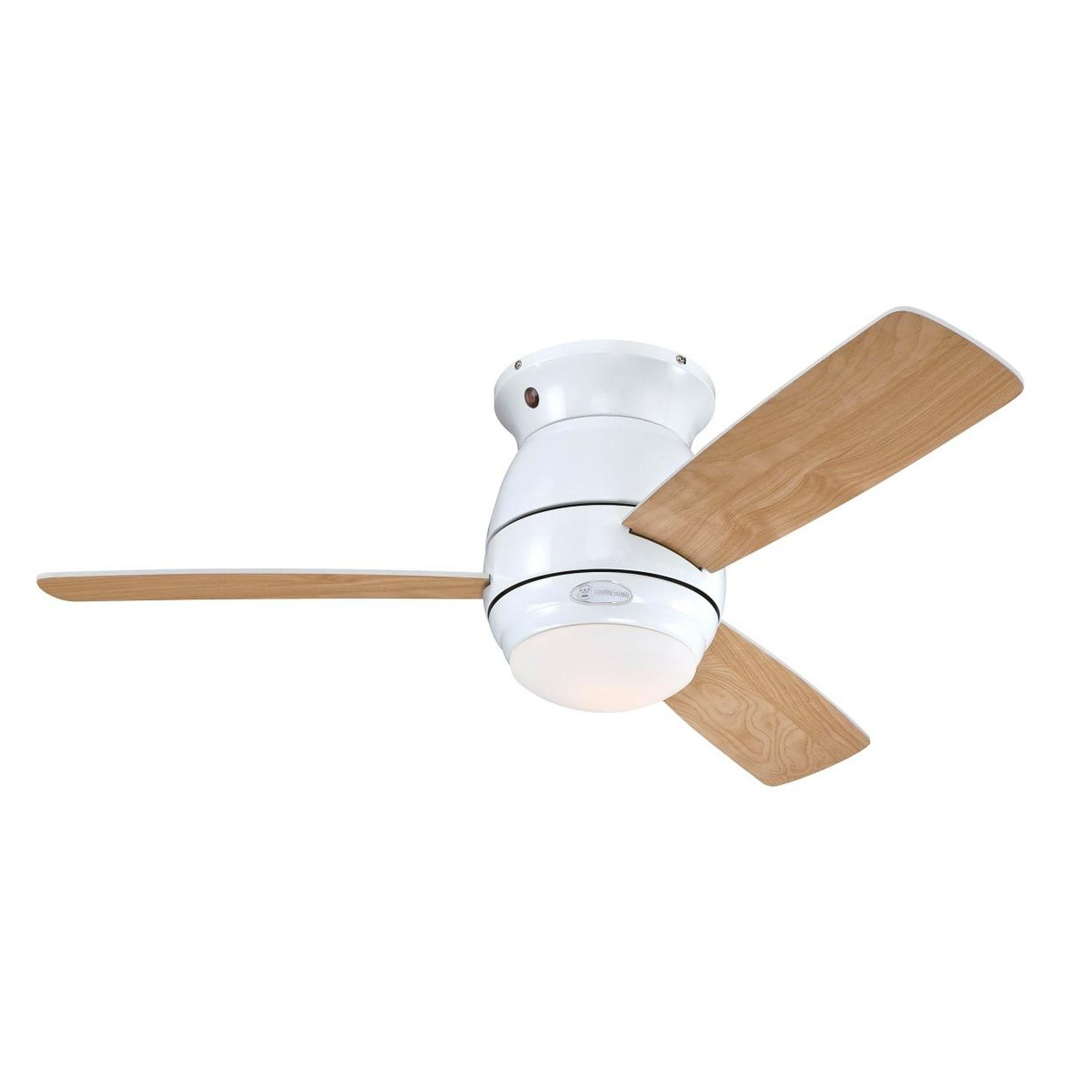 Ein weißer Deckenventilator mit drei Holzblättern.