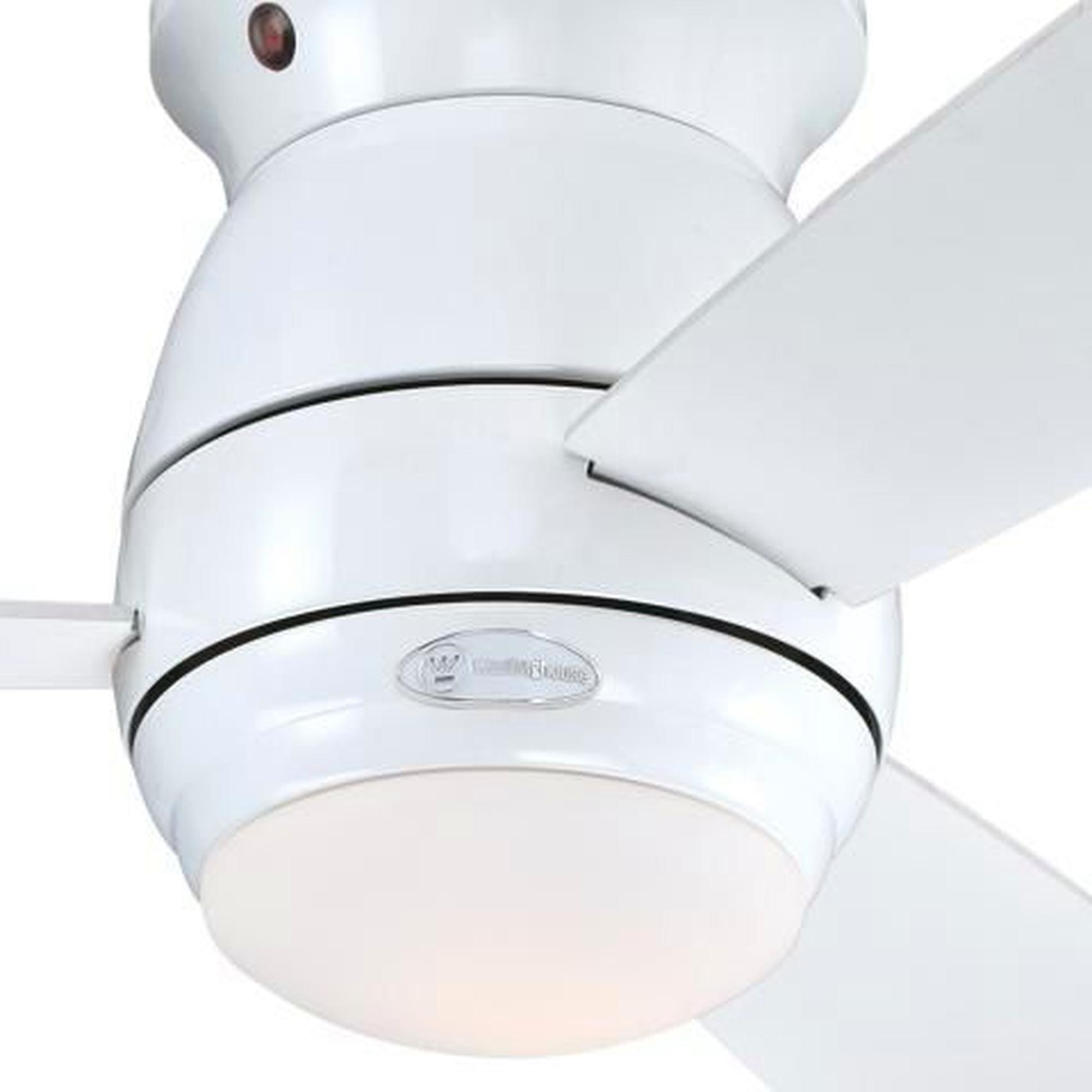 Weißer Deckenventilator mit Licht.