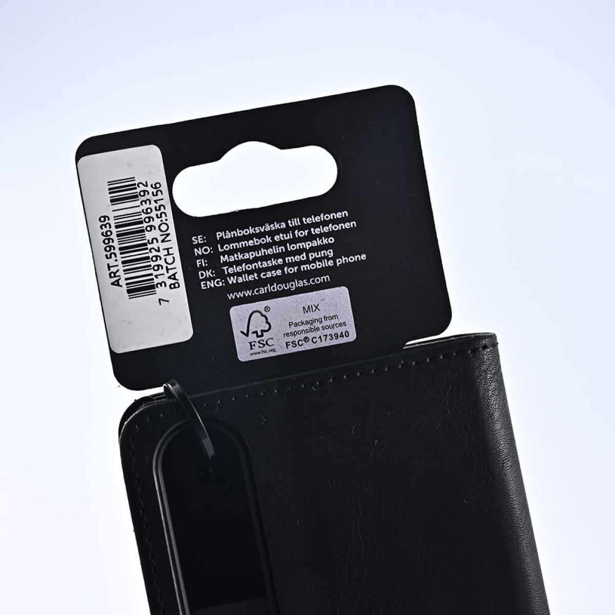 Schwarze Brieftasche mit Anhänger. Anhänger hat Text, Barcode und ein Loch. Die Brieftasche ist geschlossen.