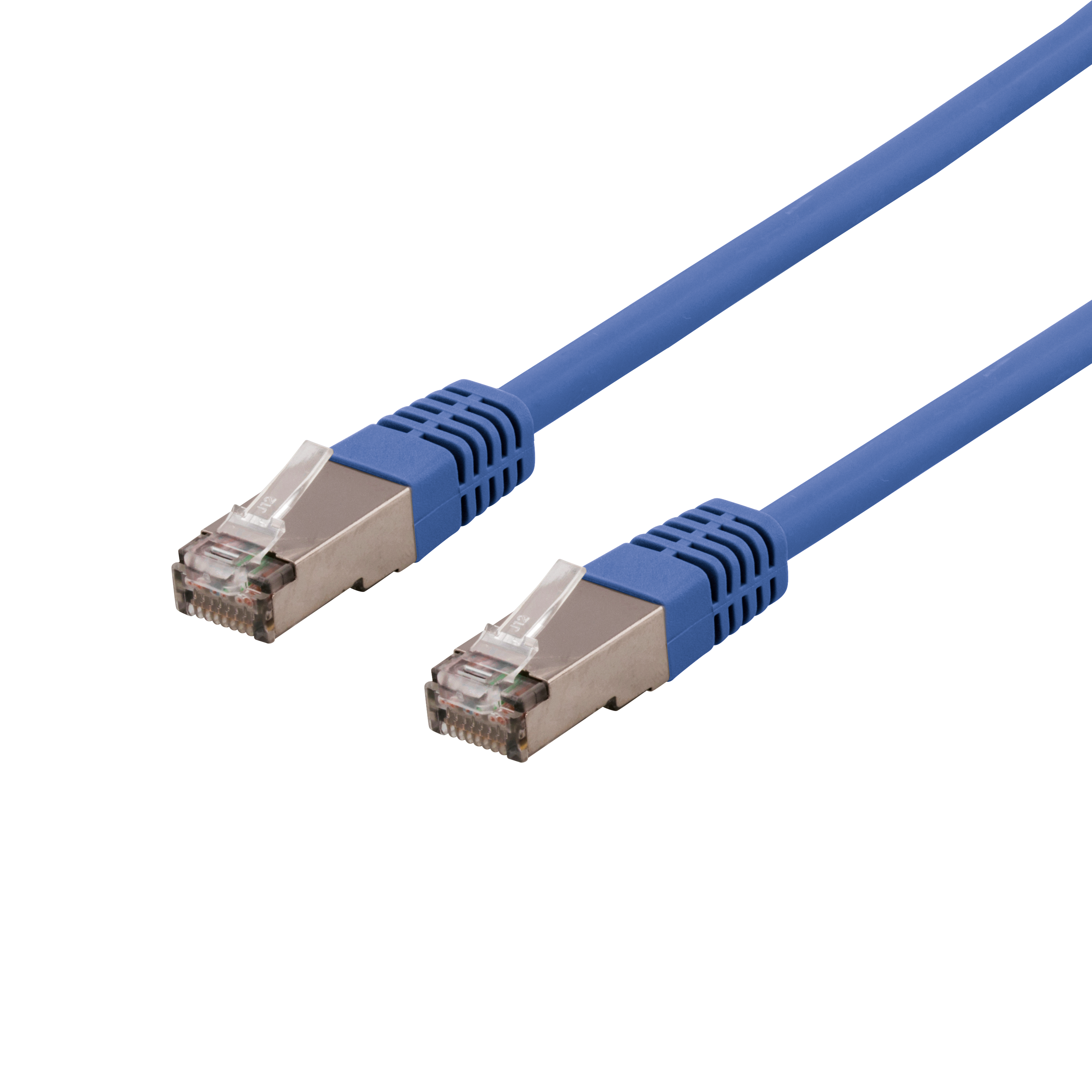 Cavo Ethernet blu con connettori. I connettori sono argentati con fili interni colorati, cavo blu.